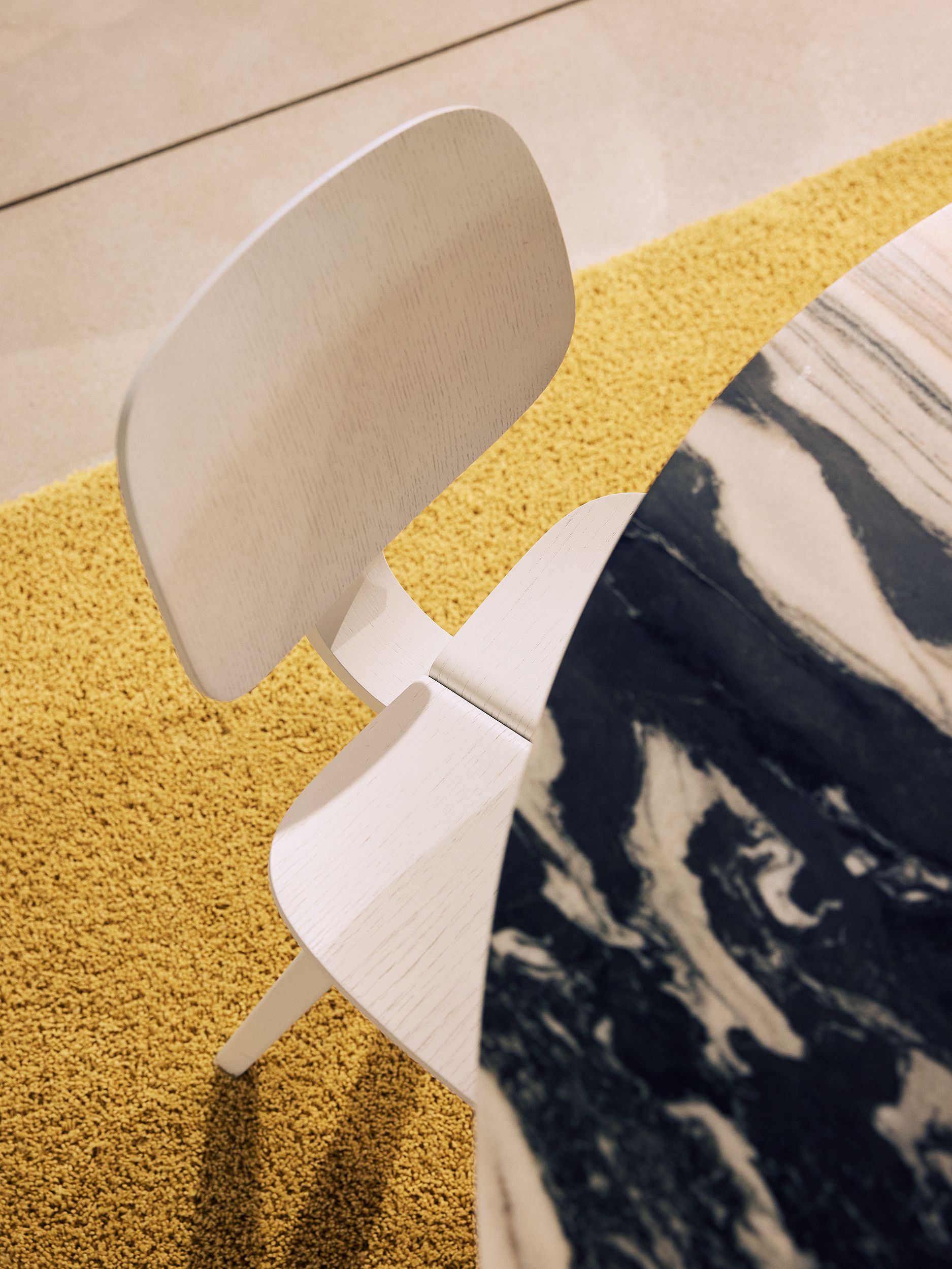 Der Detailblick auf den Designstuhl und den Marmortisch wurde von Stephanie Thatenhorst für Christian Bartels Optik designt.