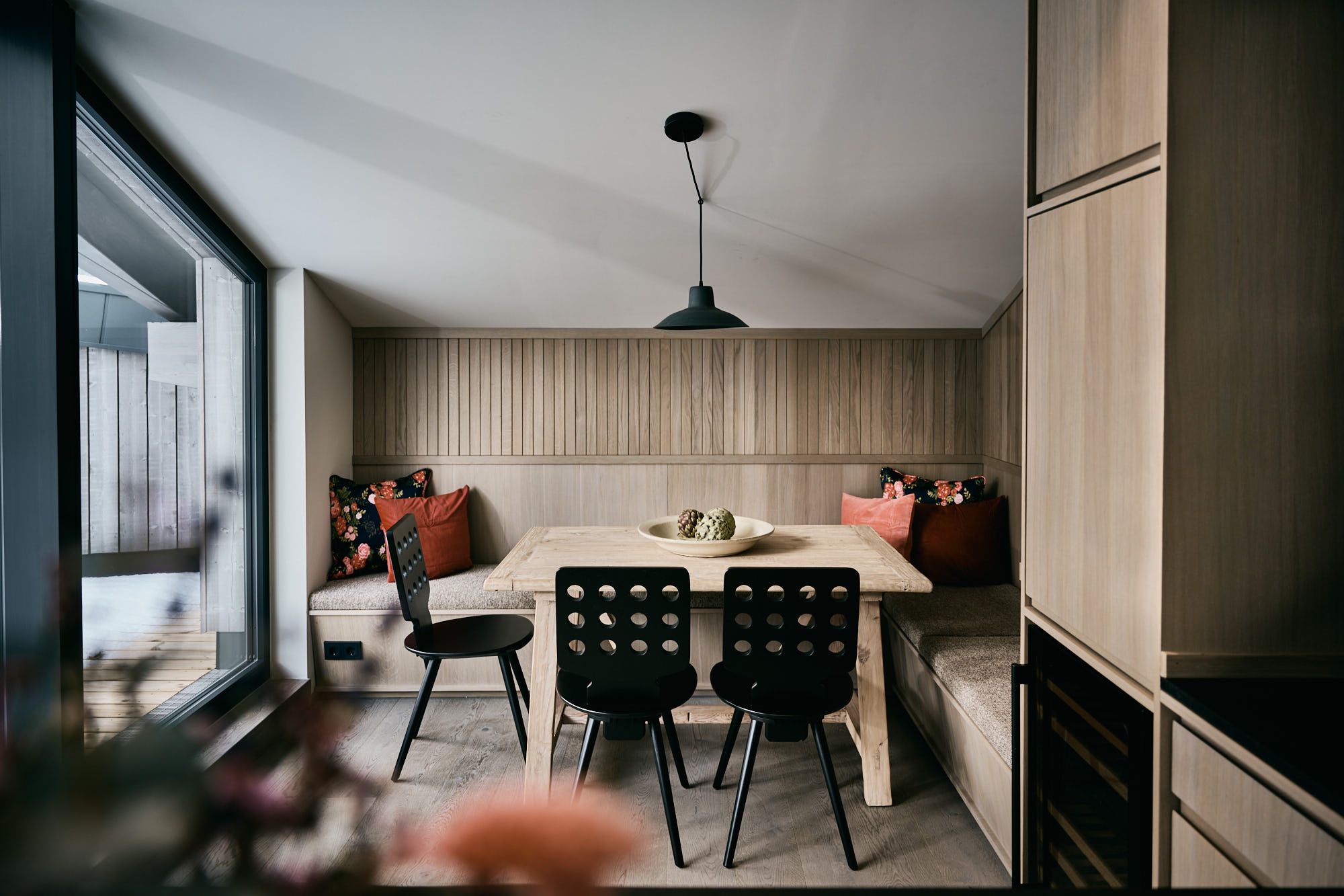 Der gemütliche Essbereich im Ullrhaus – Hotel verbindet durch Stephanie Thatenhorst alpine Behaglichkeit mit zeitgemäßem Design.