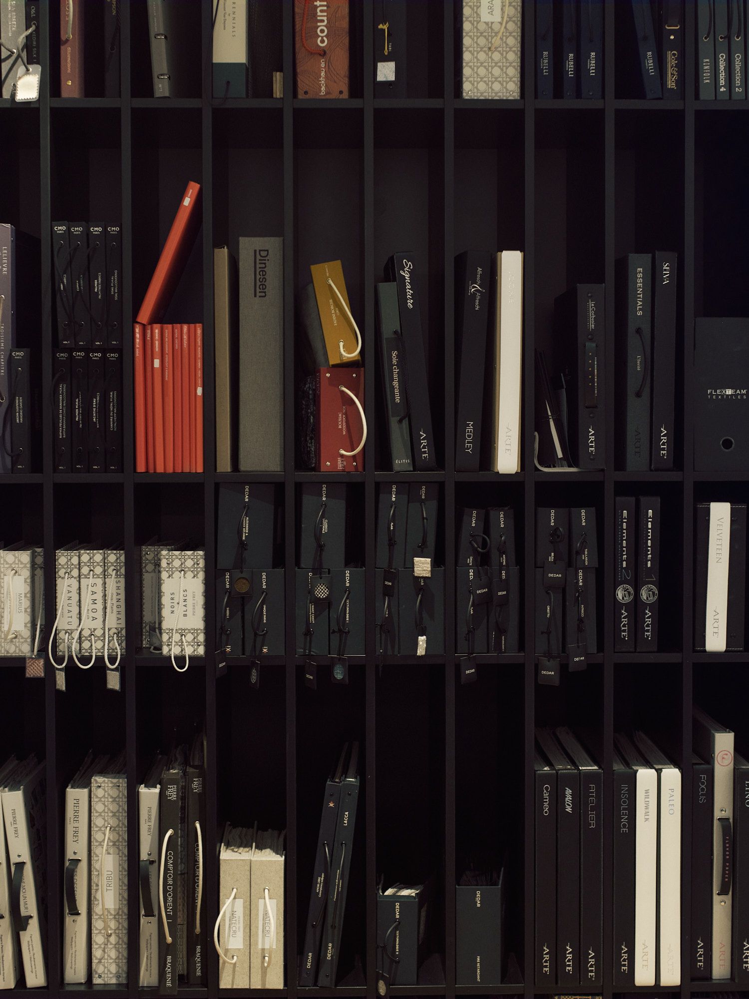 Eine umfassende Materialbibliothek bildet das kreative Fundament im Interior Design Office von Stephanie Thatenhorst.