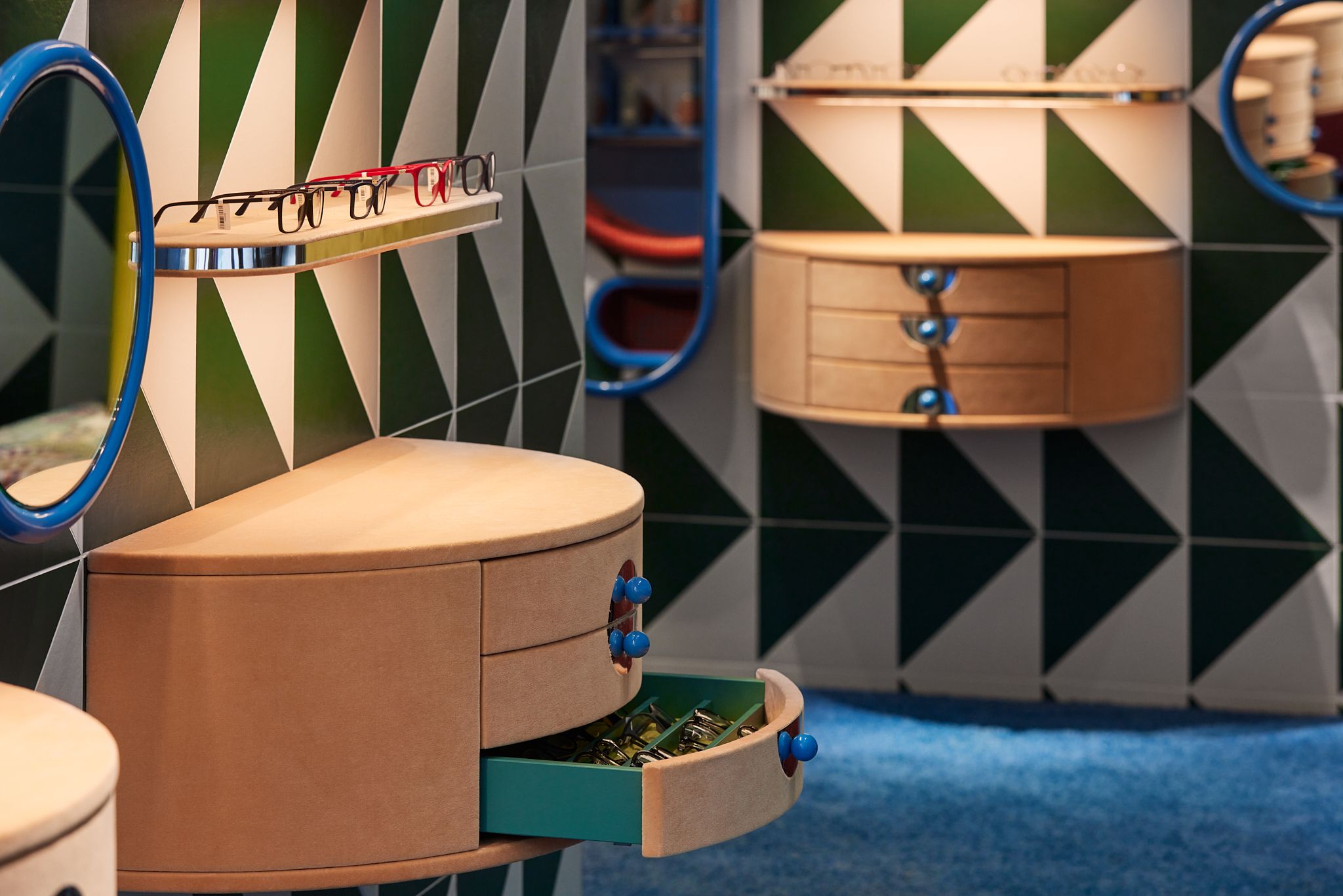 Die Beratungszone des Rookies – Eyewear for Kids, entworfen von Stephanie Thatenhorst, beeindruckt hier mit durchgängigen Mustern und farbintensiven Polsterelementen.