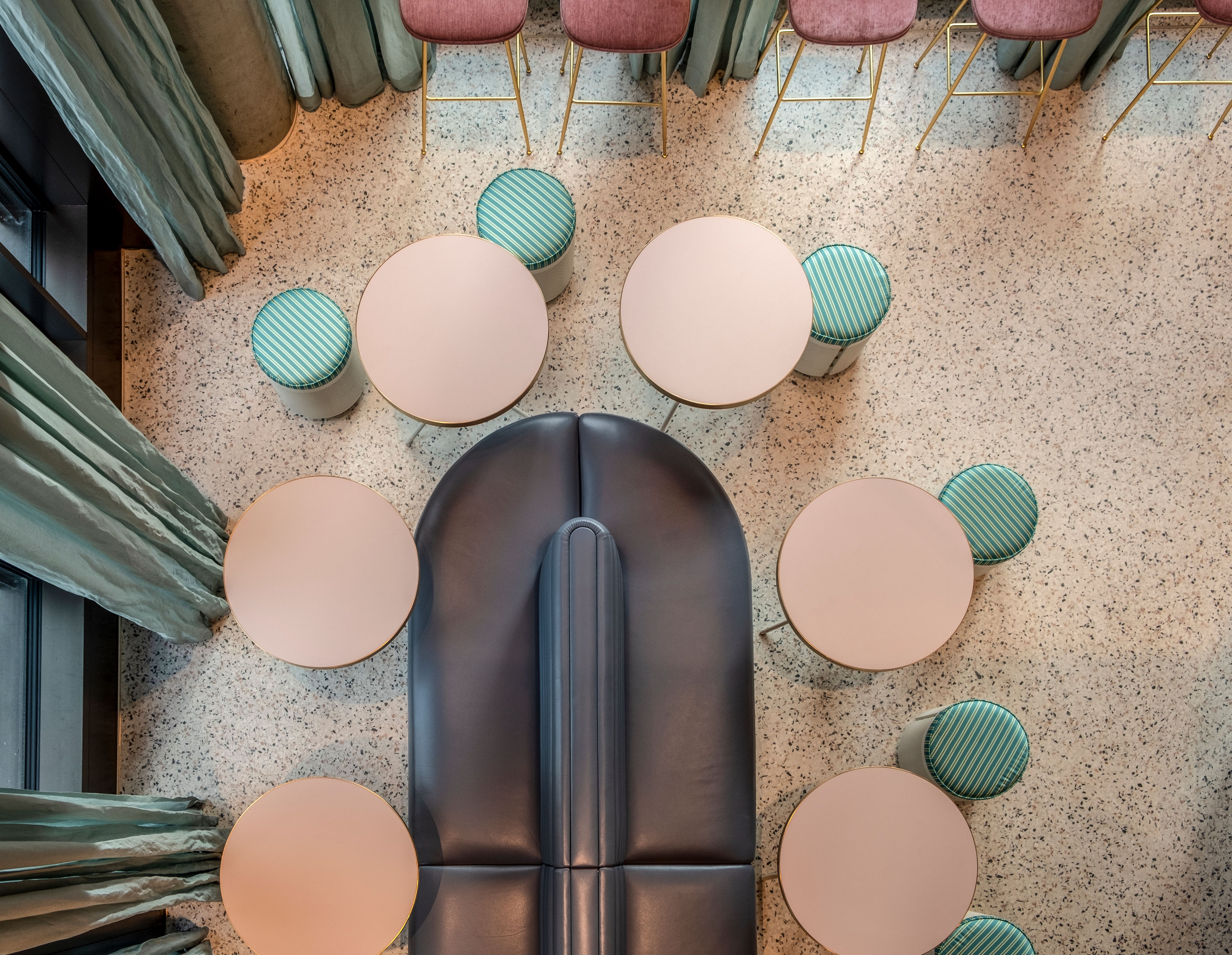 Die farblich abgestimmte Lounge- und Sitzlandschaft im Lilli P unterstreicht Stephanie Thatenhorsts präzise Balance aus Komfort, Design und klarer Formsprache.