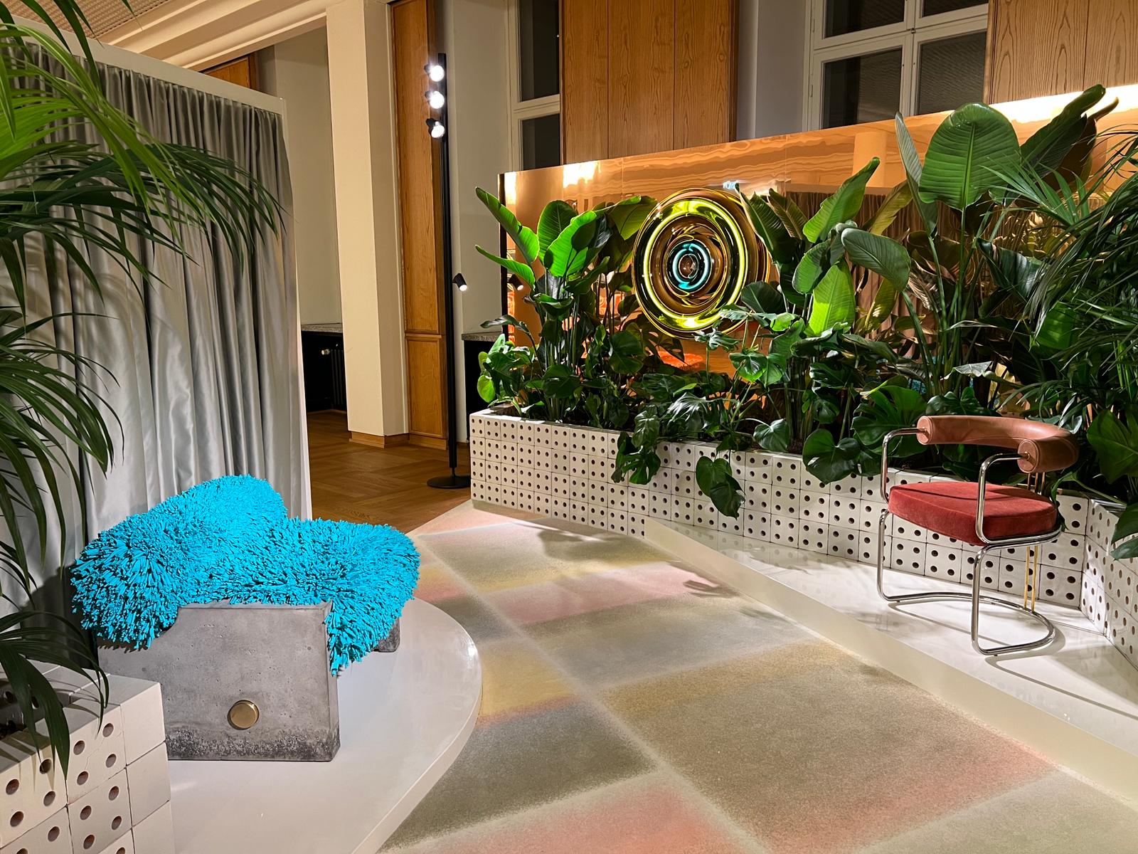 Die farbintensive Lounge-Szene mit ikonischem Sessel und Pflanzenwand wurde von Stephanie Thatenhorst für AD New Perspectives als immersive Daydream-Installation geschaffen.