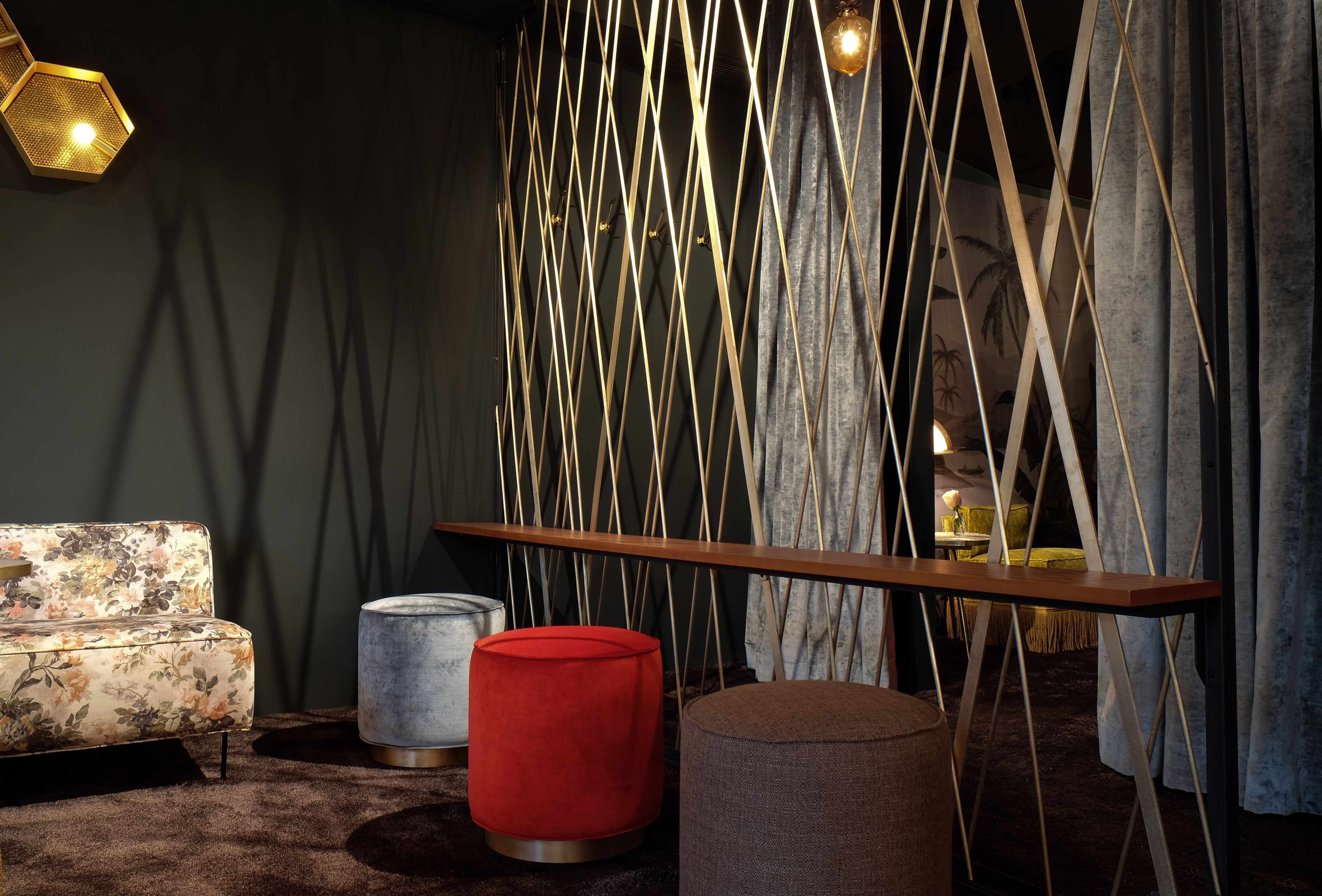 Die ikonische Leuchte über der Bar setzt ein markantes Statement innerhalb der holzdominierten Innenarchitektur.