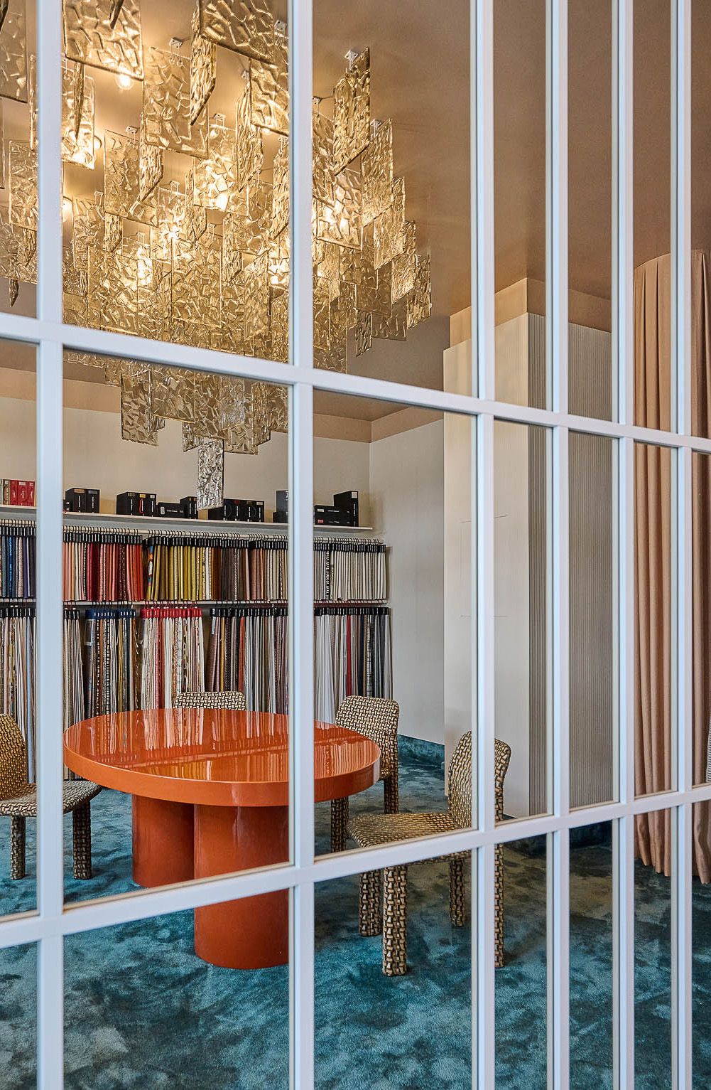 Durch die Gitterperspektive wird der von Stephanie Thatenhorst designte Showroom von Zimmer + Rohde als exklusiver Stoff- und Interiorkosmos inszeniert.