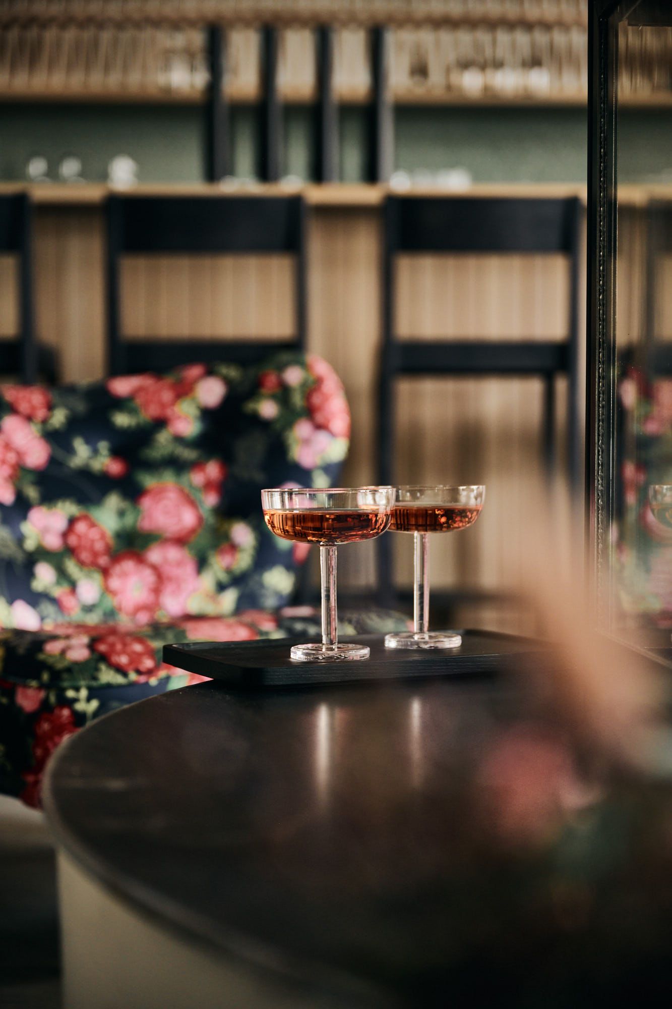 Die von Stephanie Thatenhorst gestaltete Lounge im Ullrhaus setzt mit floralen Akzenten und stimmungsvoller Barkultur ein sinnliches Interior-Statement.