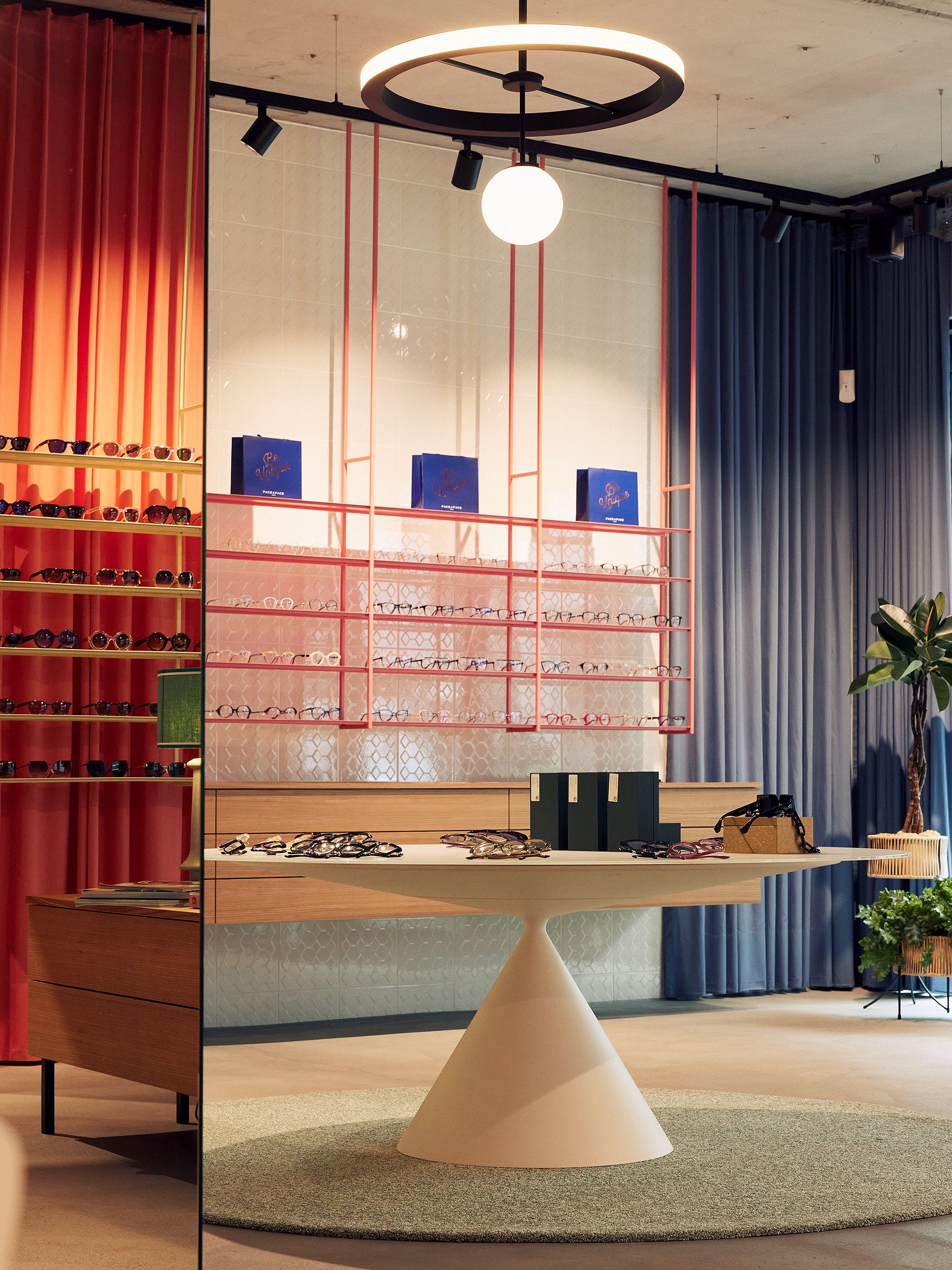 Dieses Brillen-Display in kontraststarkem Rot und Blau wurde von Stephanie Thatenhorst für Christian Bartels Optik designt.