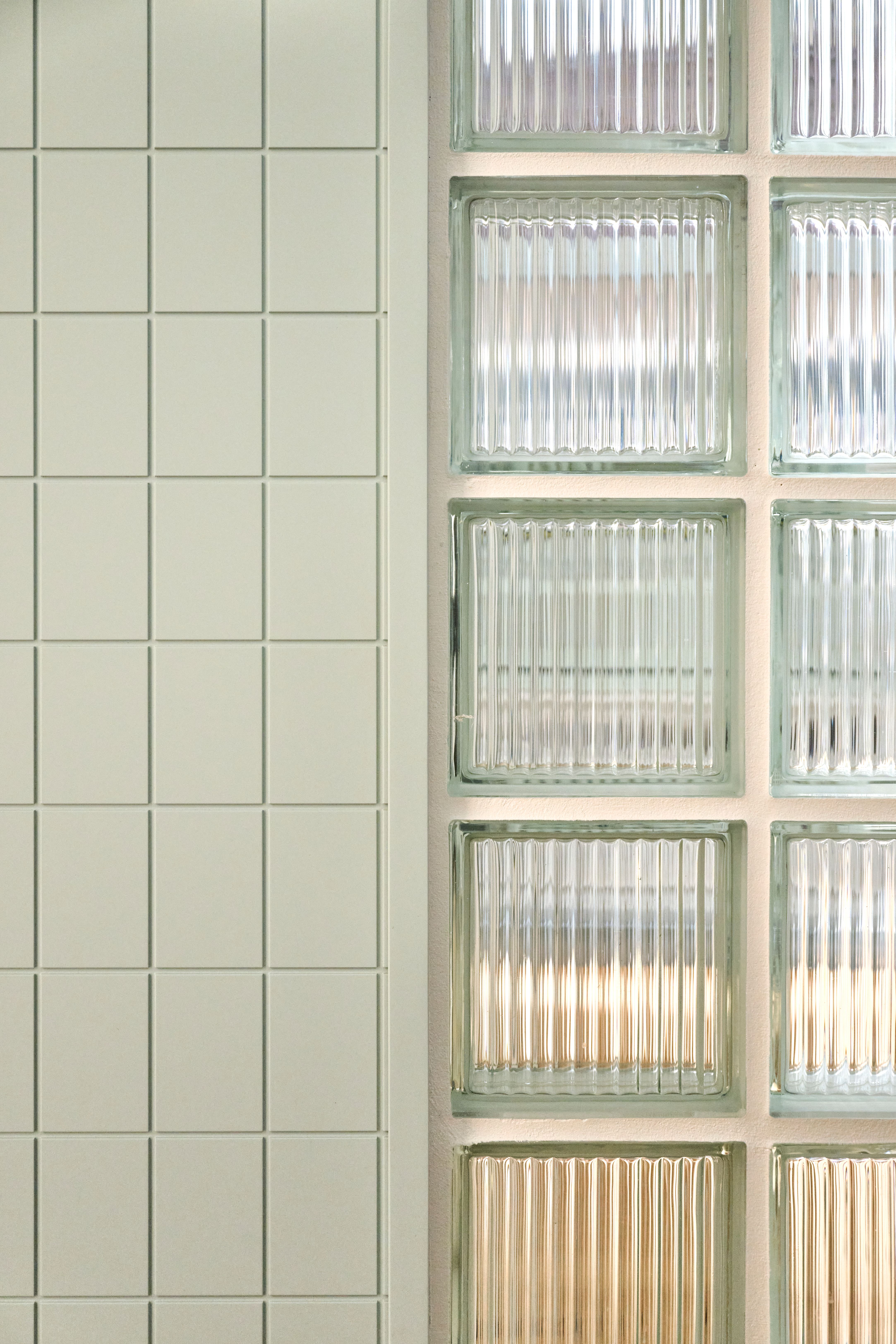 Glasbaustein- und Fliesenwand im markanten Praxisdesign von Stephanie Thatenhorst für Lieblingszahnarzt.