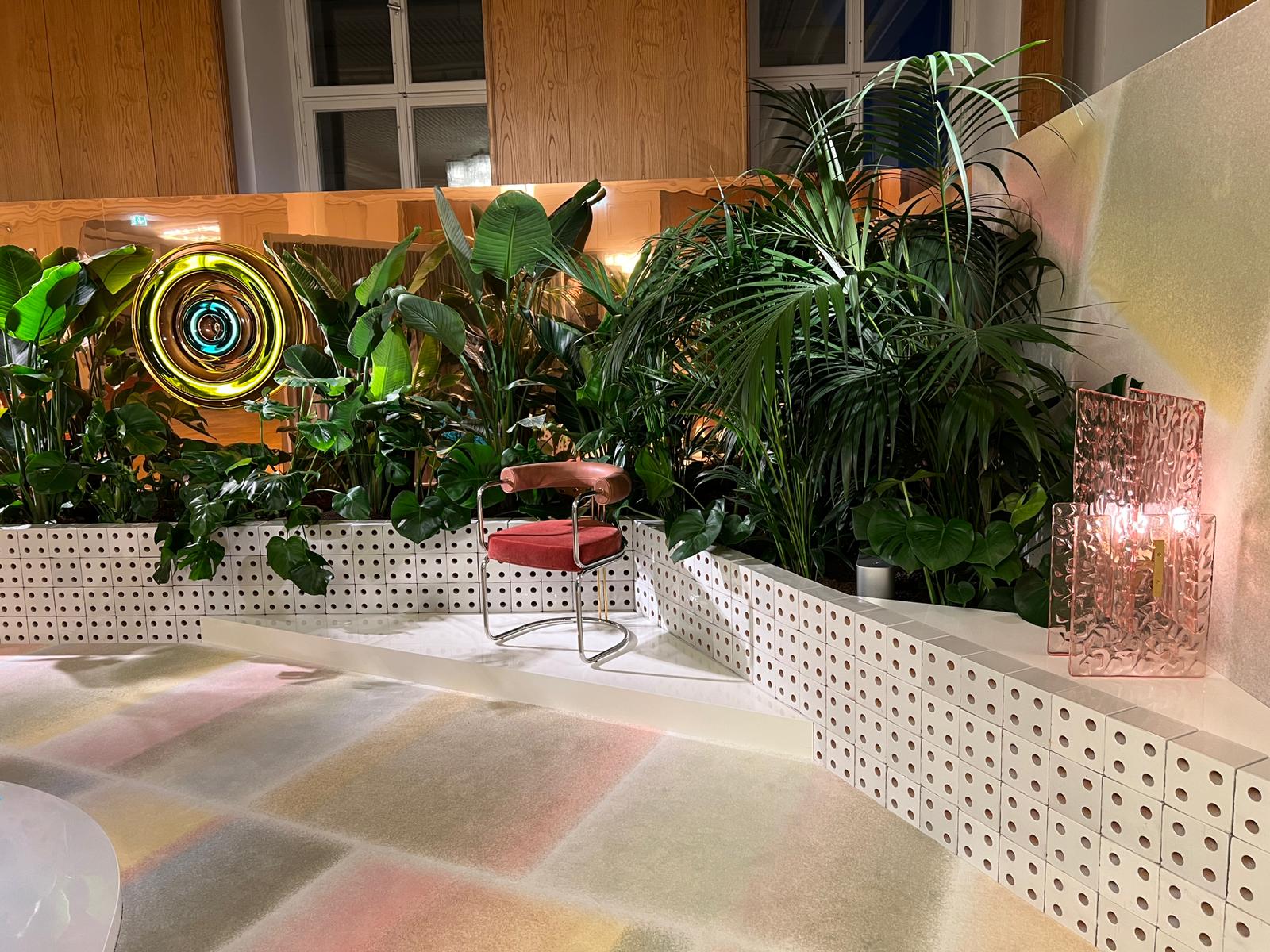 Die elegante Pflanzenkulisse und das charakteristische Farbspiel auf dem Boden visualisieren Stephanie Thatenhorsts visionären Designansatz bei AD New Perspectives.