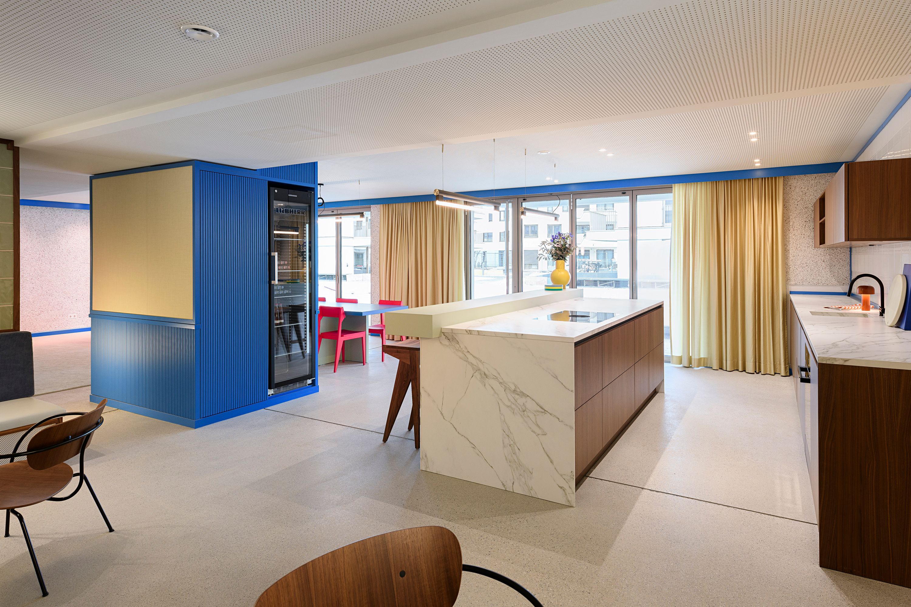 Die offene Kücheninsel aus hellem Marmor wurde von Stephanie Thatenhorst designt und bildet das kulinarische Zentrum der Kupa – Kitchen & Working Lounge.