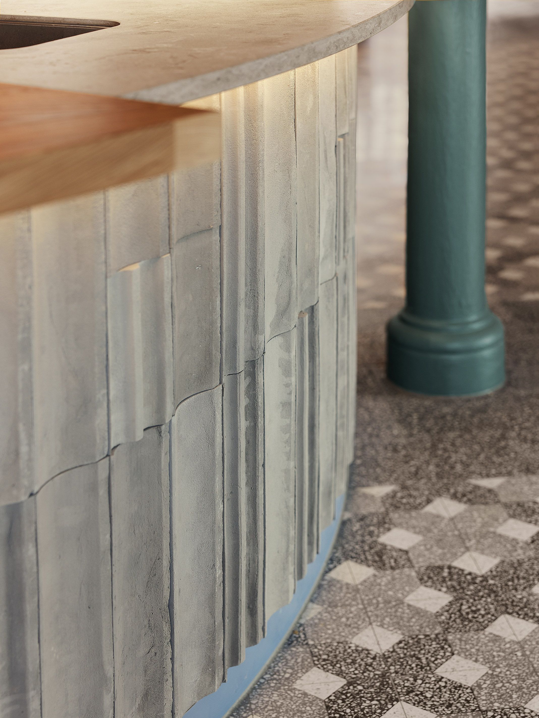 Hochwertige Materialien wie strukturierte Keramikfliesen und textile Wandbespannungen prägen das charakteristische Erscheinungsbild des Restaurants Benediktiner Weissbräuhaus.