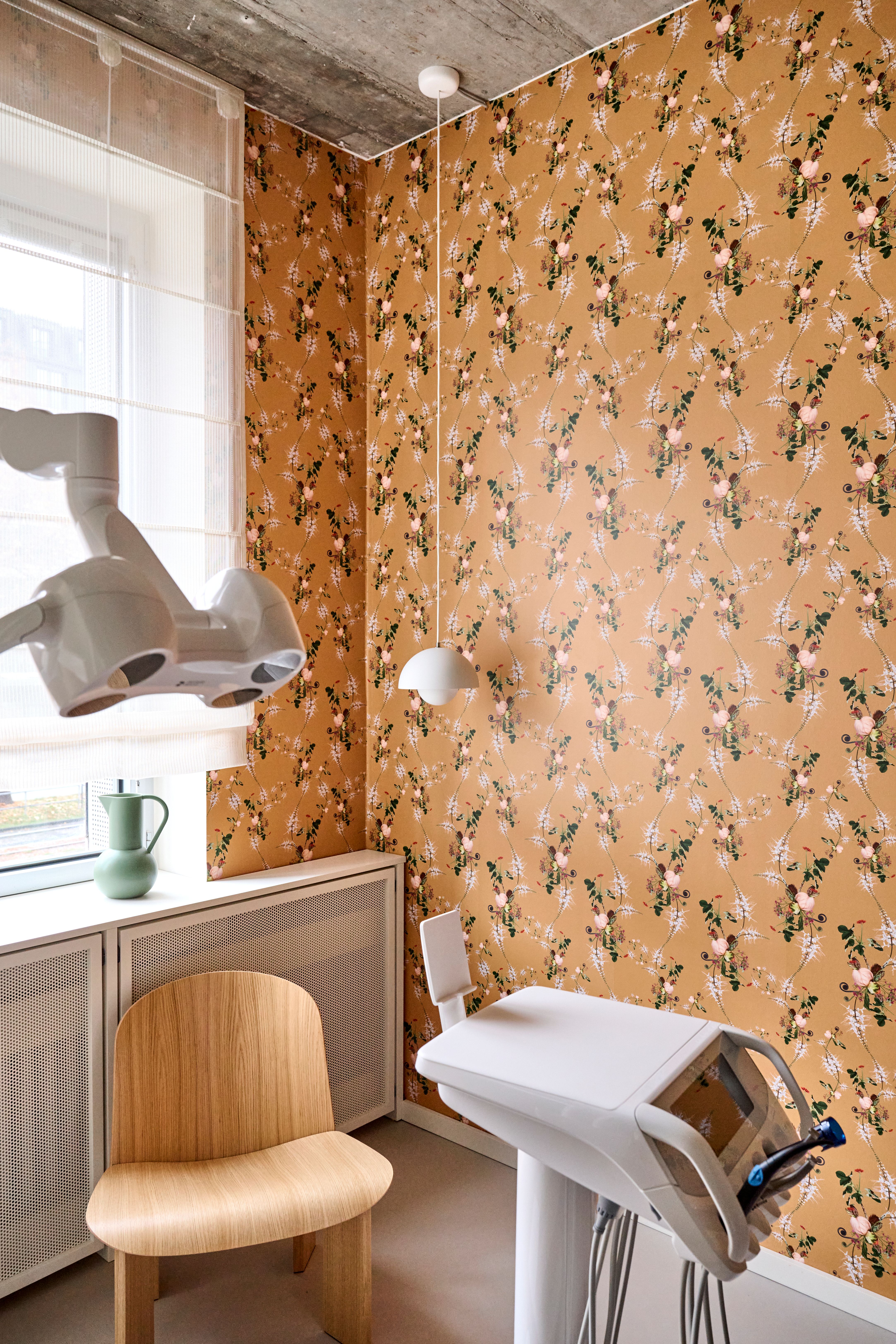 Behandlungsraum mit floraler Tapete, gestaltet von Stephanie Thatenhorst für Lieblingszahnarzt.