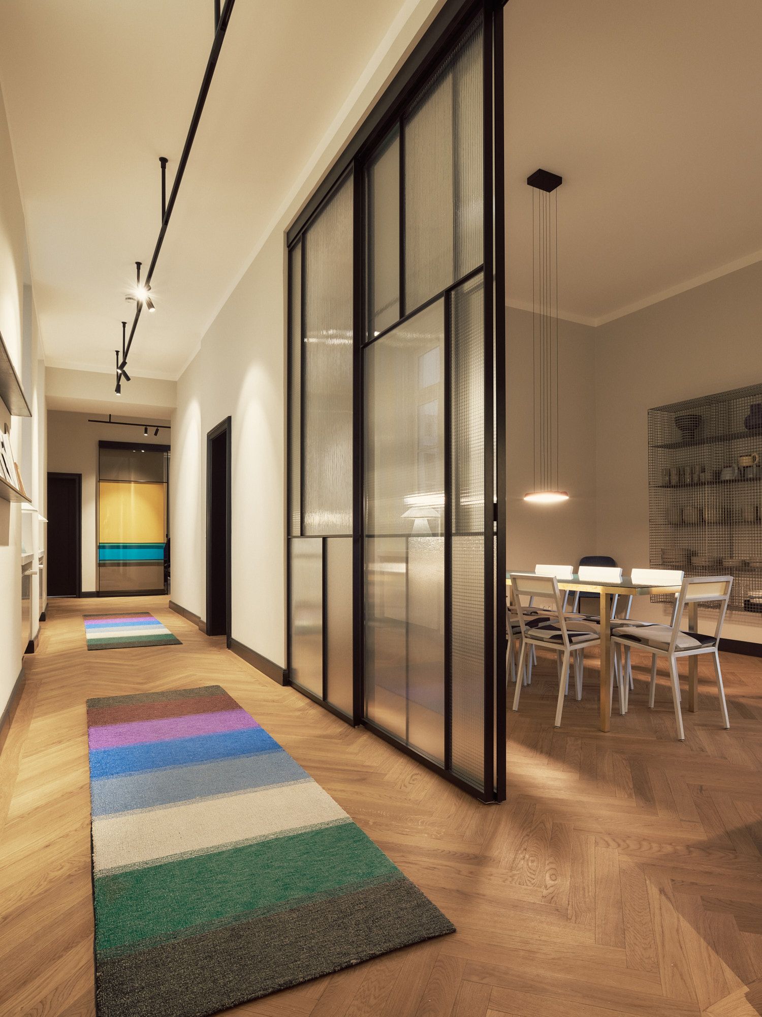 Transparente Raumstrukturen und textile Akzente prägen die ruhige, hochwertige Atmosphäre im Interior Design Office von Stephanie Thatenhorst.