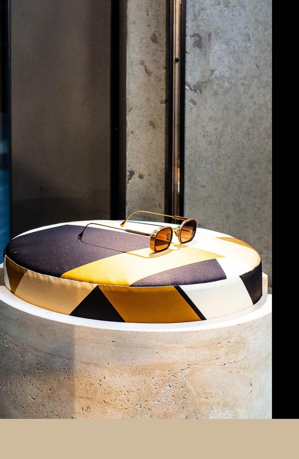 Die geometrisch gemusterte Präsentationsinsel mit Sonnenbrille im Leidmann Schaufenster wurde von Stephanie Thatenhorst gestaltet.