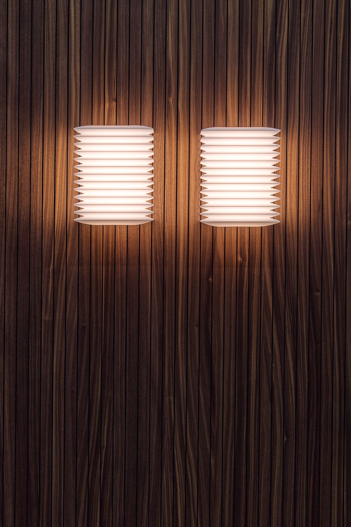 Im Büro Hass Dross Theiss entsteht durch hochwertiges Nussbaumholz, präzise Lichtführung und professionelle Barista-Technik eine elegant gestaltete Kaffeestation von Stephanie Thatenhorst.