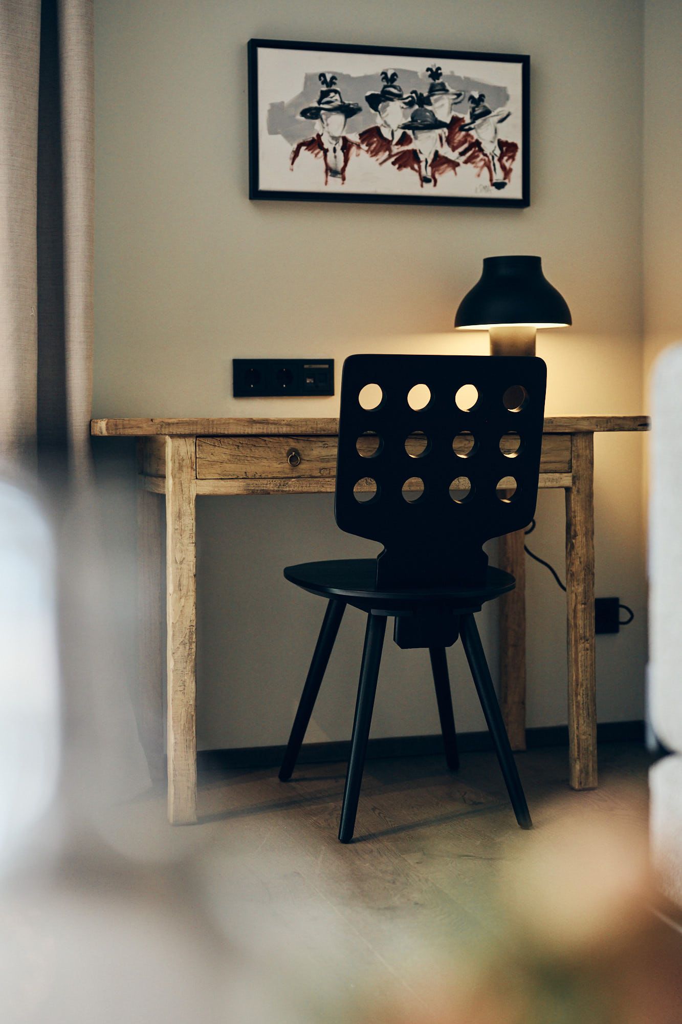 Der stilvolle Arbeitsplatz im Ullrhaus – Hotel wurde von Stephanie Thatenhorst als ruhige, funktionale Ecke mit alpinem Charakter konzipiert.