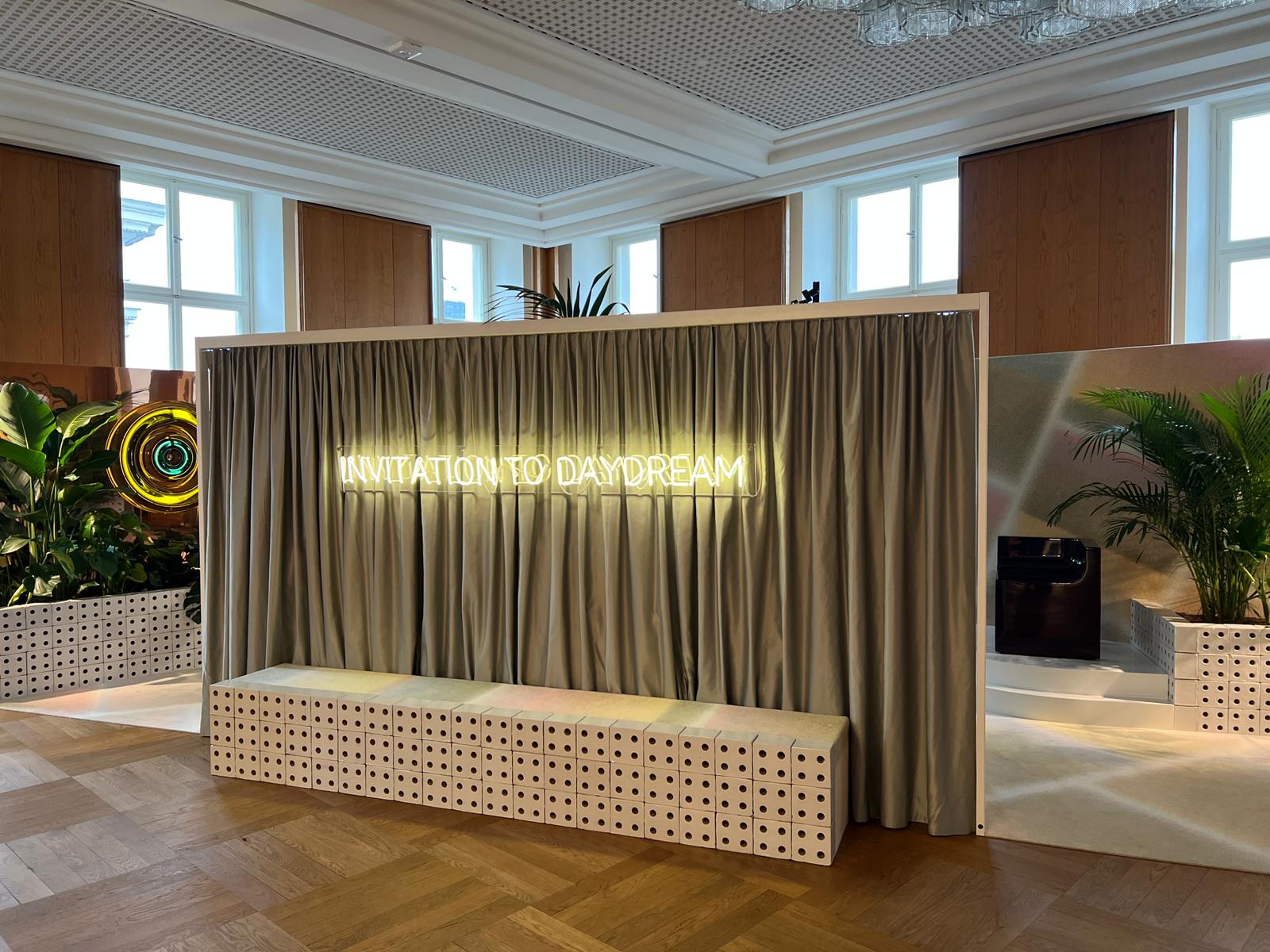 Das signifikante Leuchtstatement „Invitation to Daydream“ bildet das Herzstück der von Stephanie Thatenhorst für AD New Perspectives entwickelten Rauminstallation.