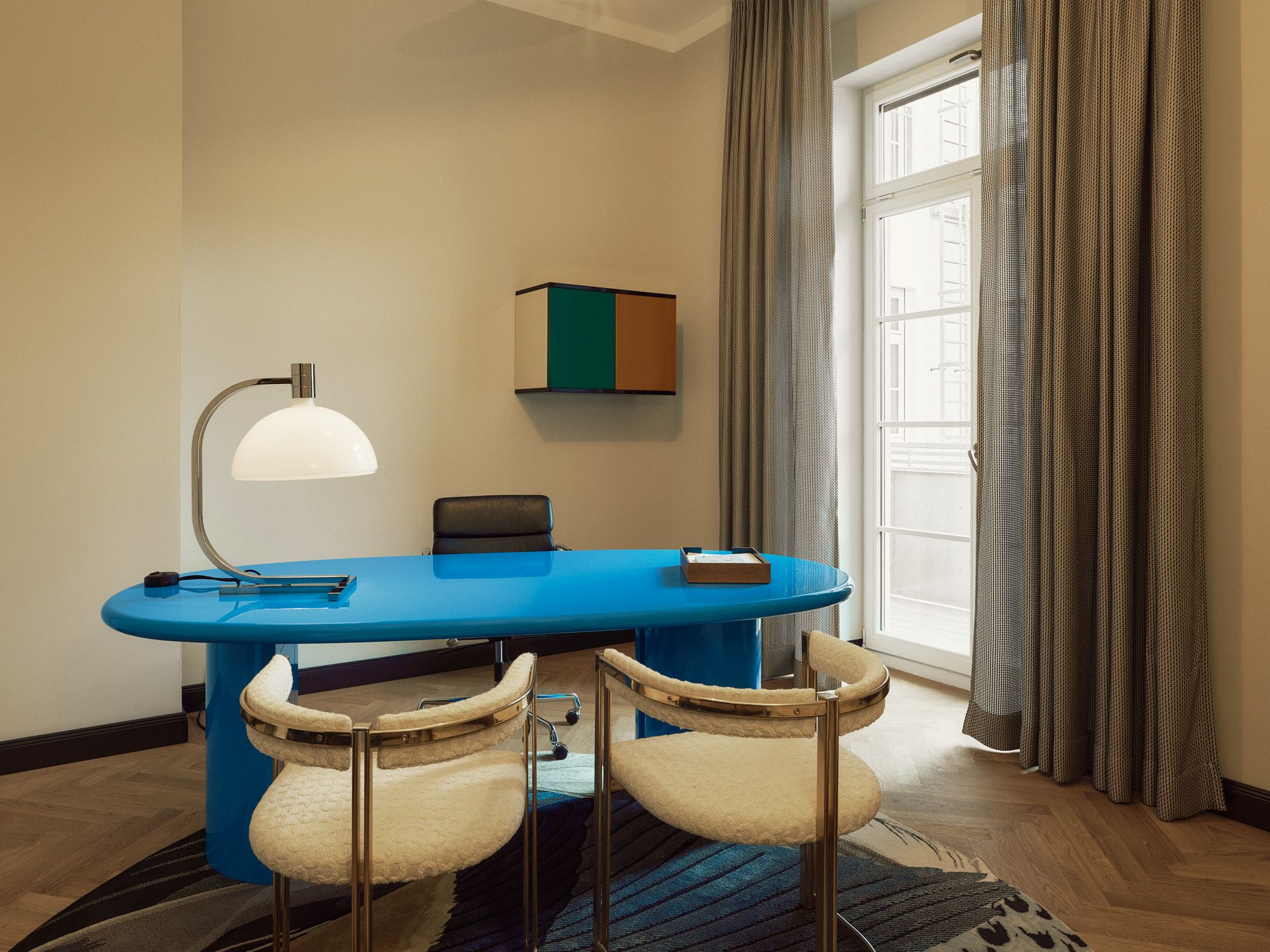 Ein eleganter Besprechungsraum mit skulpturalem Tisch und feinen Farbkontrasten spiegelt die gestalterische Handschrift von Stephanie Thatenhorst Interior Design wider.