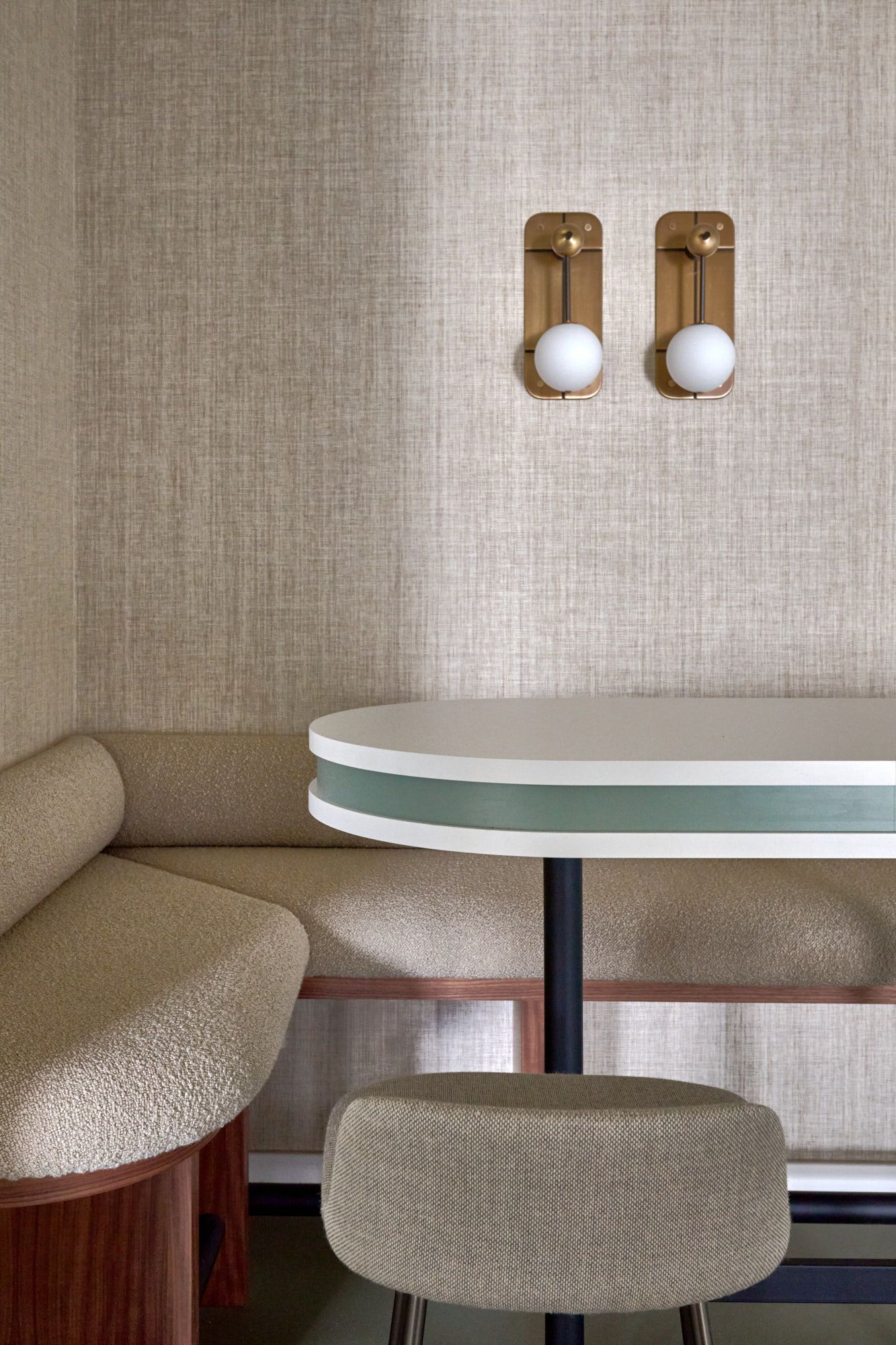 Eine einladende, ruhige Sitzlandschaft entsteht in diesem Büroprojekt durch die Kombination aus weichen Polsterformen, warmen Texturen und präzise gesetzten Lichtakzenten von Stephanie Thatenhorst.