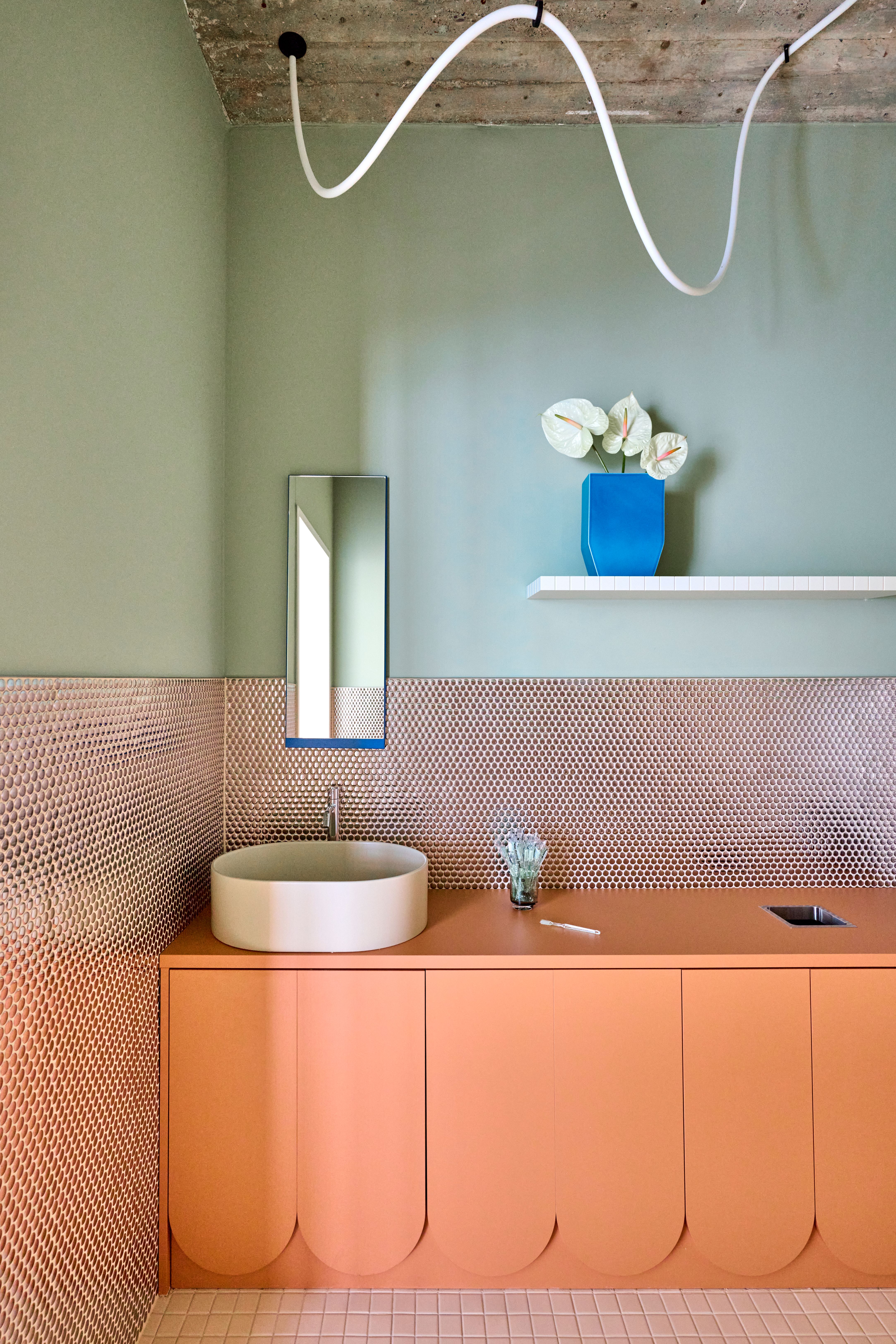 Waschbeckenlösung mit skulpturalem Interior-Design bei Lieblingszahnarzt von Stephanie Thatenhorst.