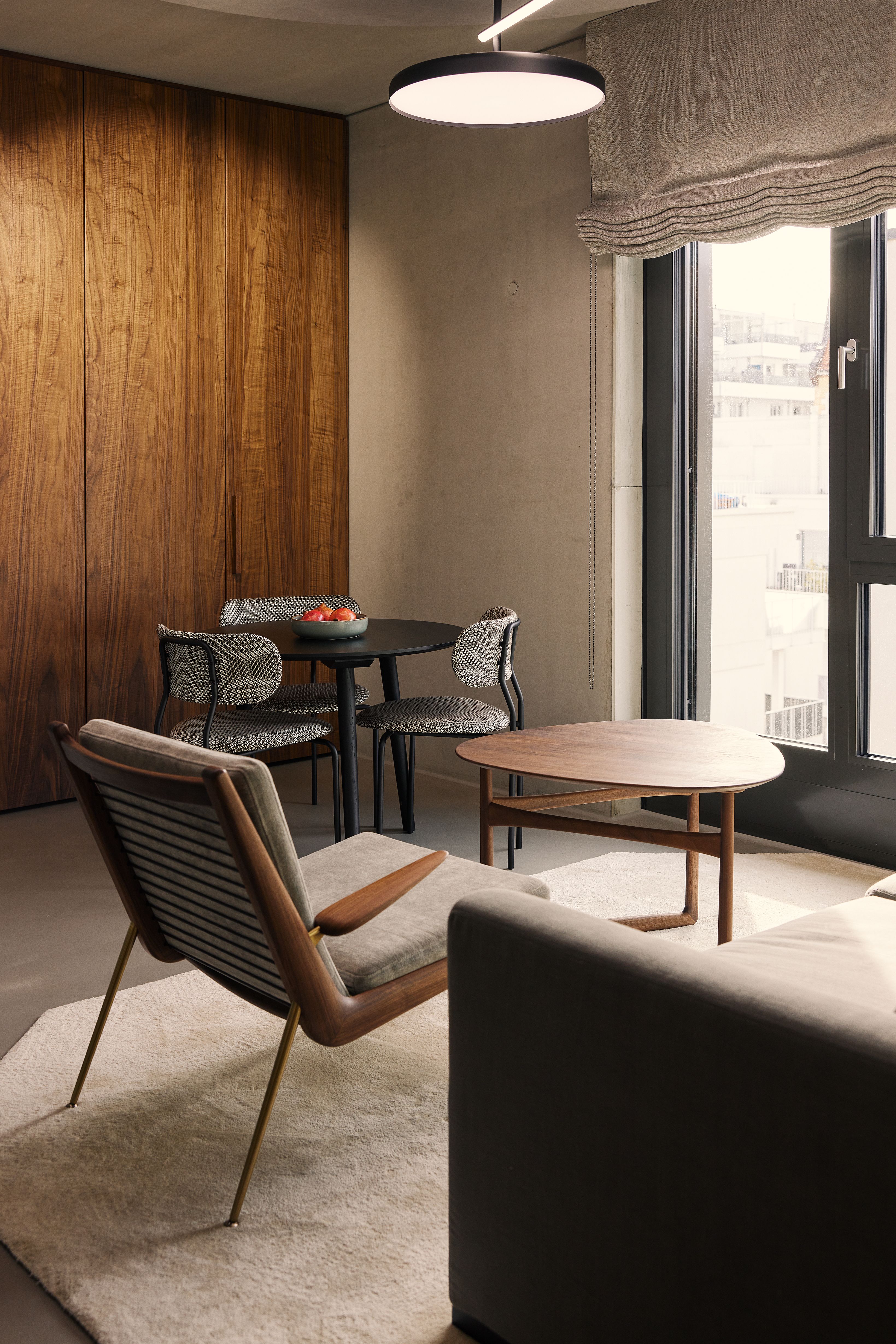 Der stilvoll gestaltete Wartebereich der Zahnarztpraxis Kempten bietet Patienten Ruhe, Komfort und ein wohnliches Ambiente.