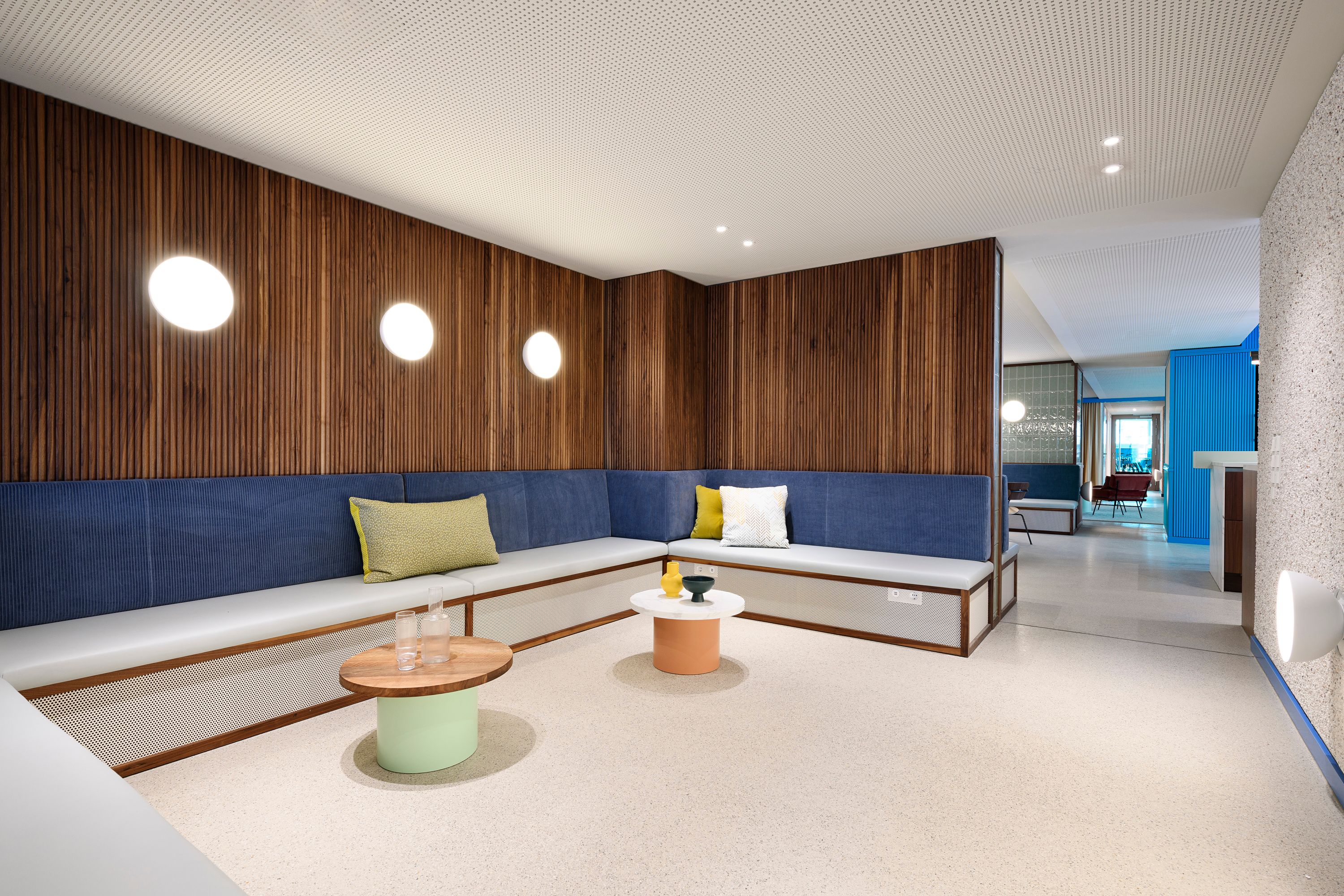 Die gemütliche Sitzecke mit dunkelblauer Polsterung wurde von Stephanie Thatenhorst designt und schafft in der Kupa – Kitchen & Working Lounge einen ruhigen Rückzugsbereich.