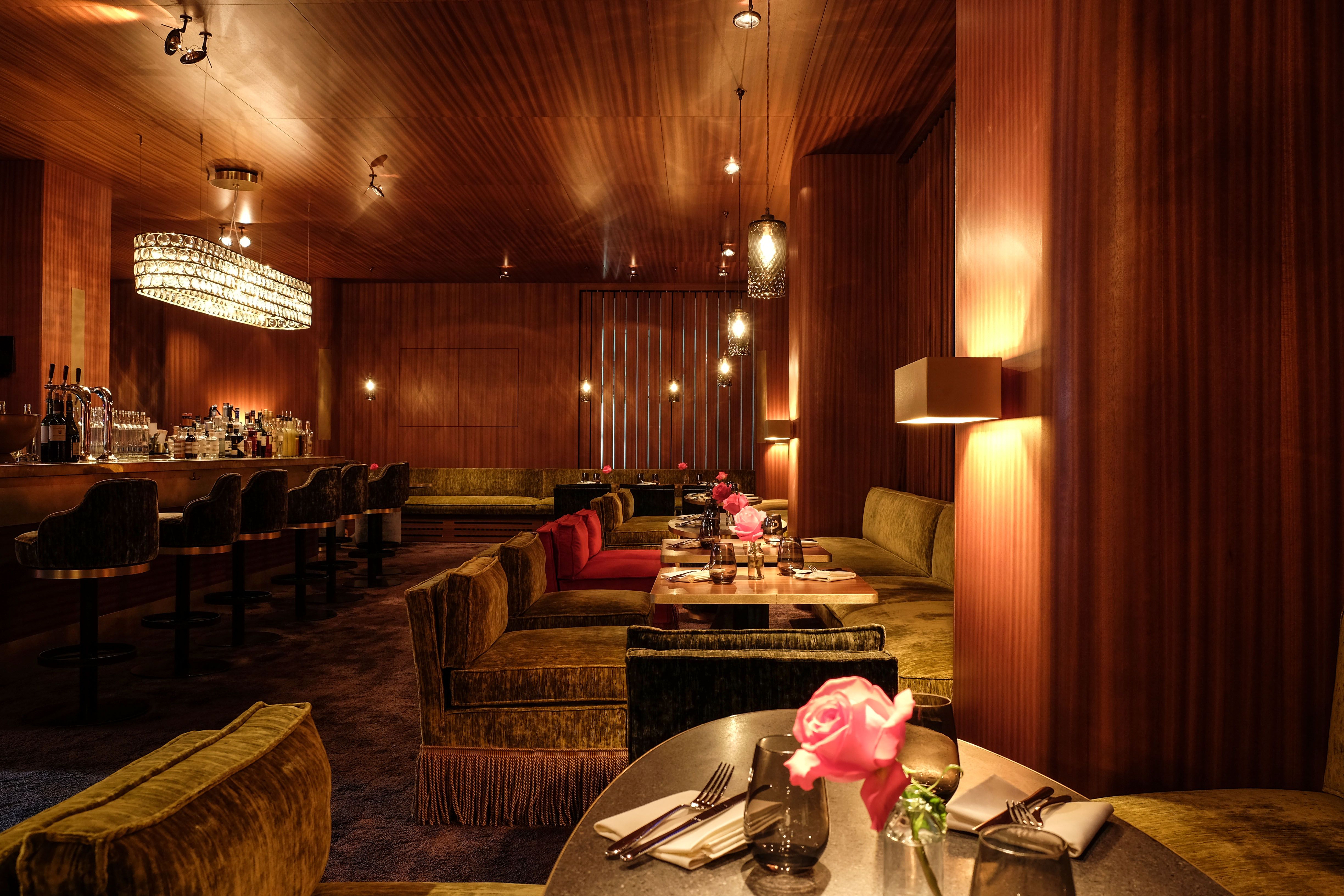 Der langgestreckte Gastraum verbindet Dining und Bar zu einem stimmigen Gesamtkonzept mit warmer Lichtdramaturgie.