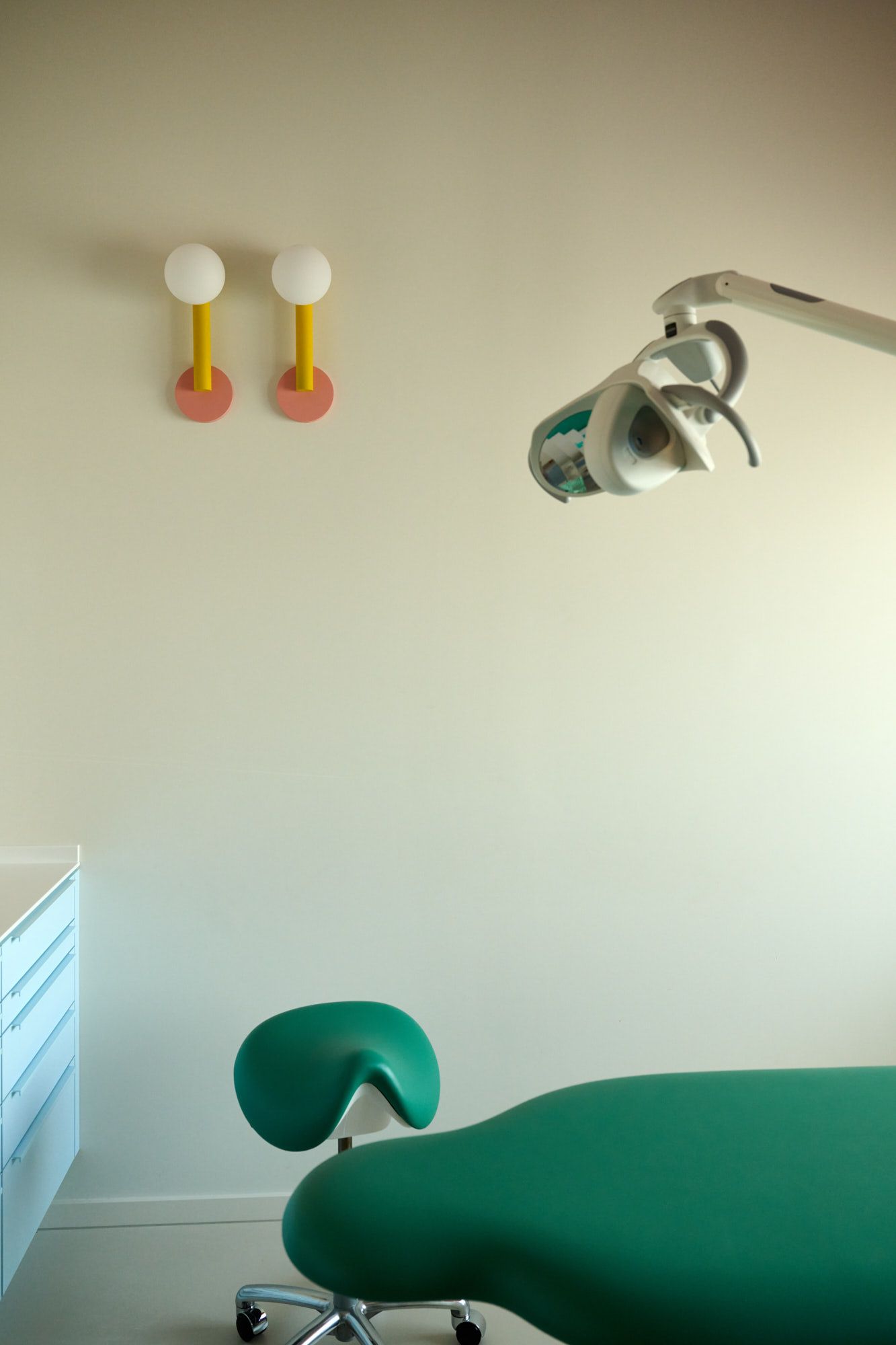 Moderne Zahnarztpraxis mit farbenfrohem Interior Design, verspielten Lichtakzenten und ergonomischer Ausstattung – ein stilvolles Praxisraumkonzept, das Funktionalität und Wohlfühlatmosphäre harmonisch verbindet.