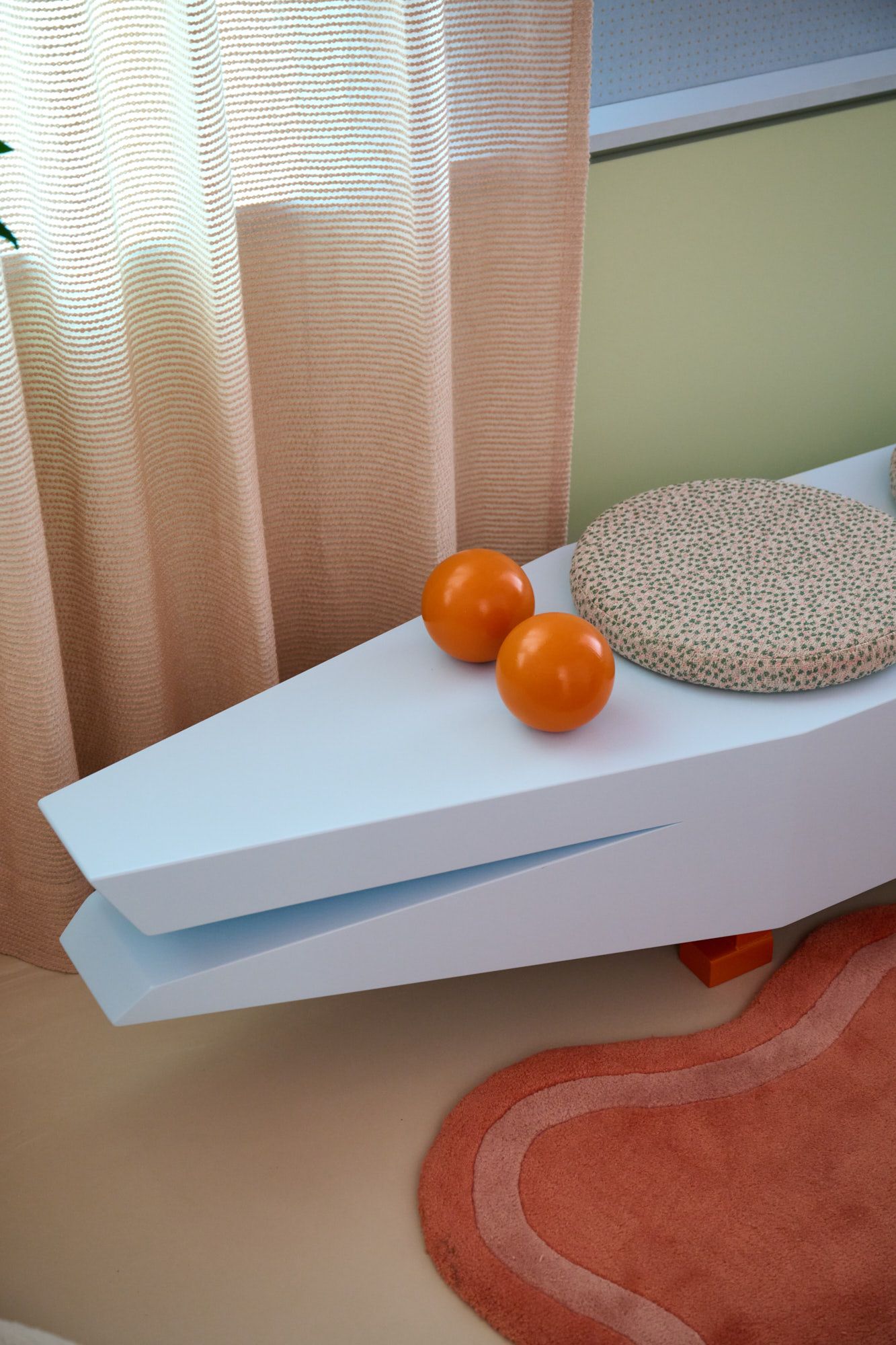 Moderne Zahnarztpraxis im verspielten Design mit farbenfrohen Möbeln, stilvollen Accessoires und kinderfreundlicher Atmosphäre für ein entspanntes und positives Behandlungserlebnis.