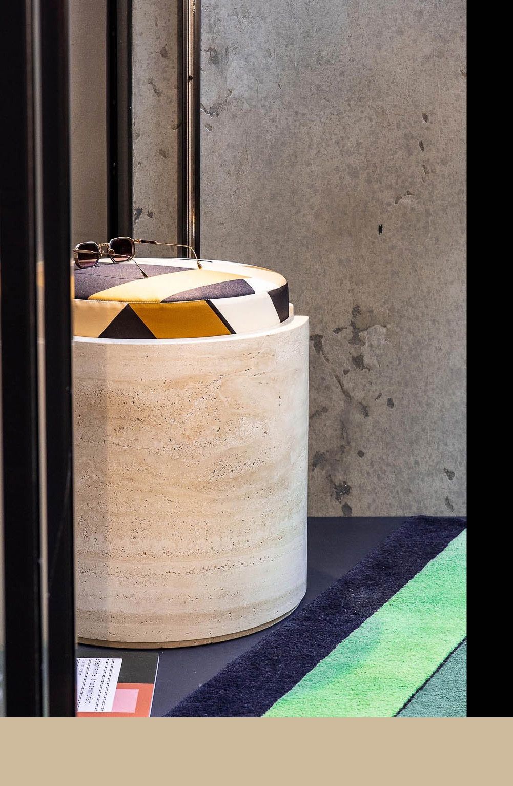 Die puristische Präsentationssäule mit Sonnenbrille im Leidmann Schaufenster wurde von Stephanie Thatenhorst gestaltet.