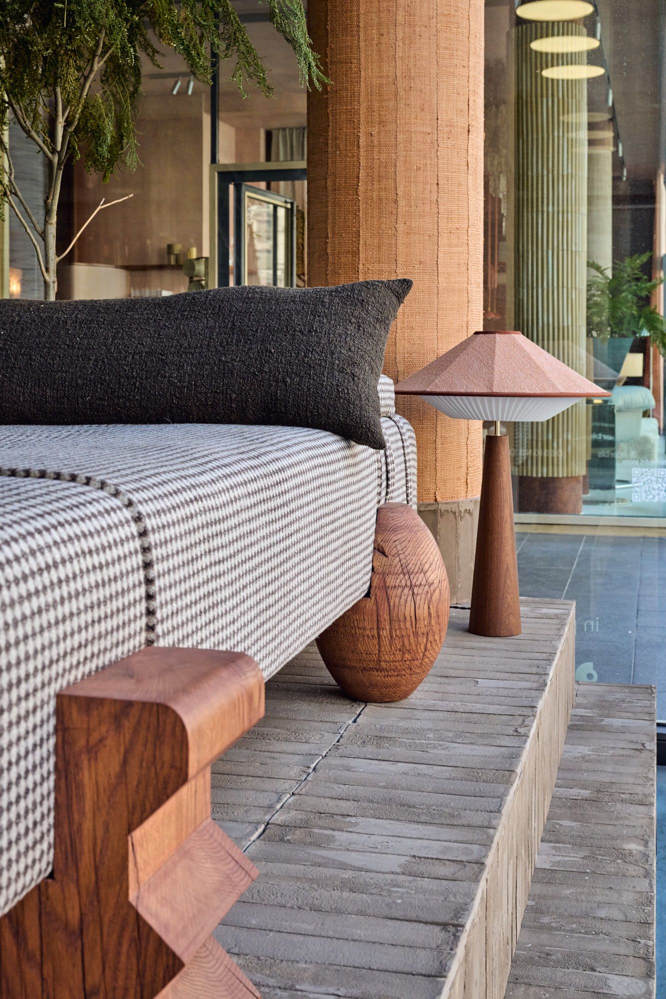 Stilvolle Designmöbel und exklusive Leuchten im Showroom von Stephanie Thatenhorst – hochwertige Interior-Inspiration in einzigartiger Umgebung.