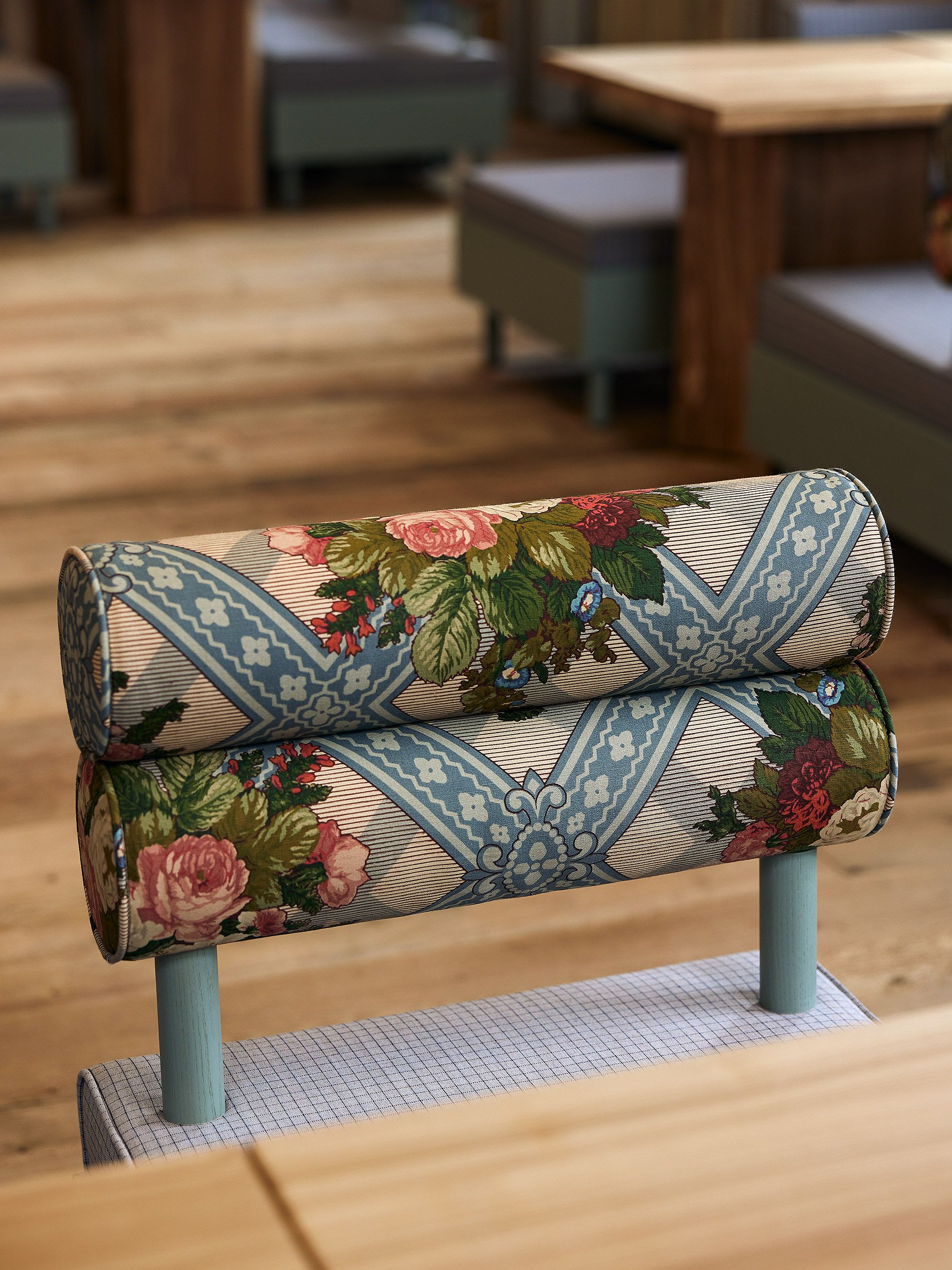 Der florale Rückenlehnenstoff setzt einen kunsthandwerklichen Akzent und betont die Verbindung von Tradition und Moderne.