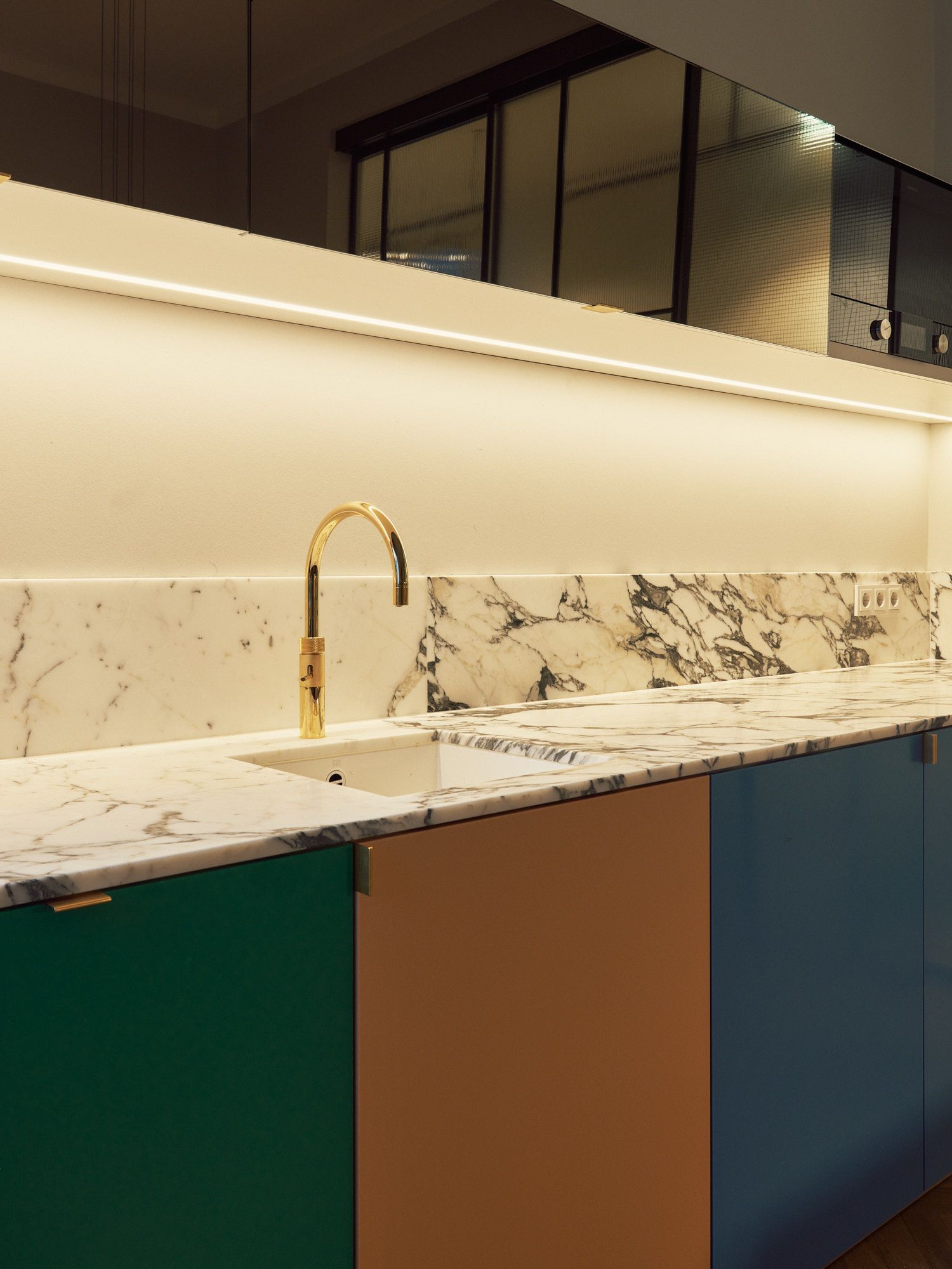 Detail der Küchenzeile mit hochwertigen Armaturen und präziser Materialkomposition von Stephanie Thatenhorst Interior Design.