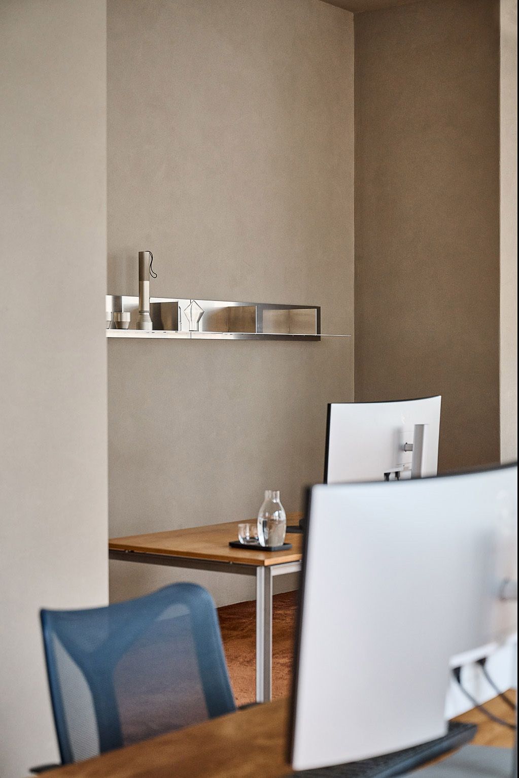 Studiopassage mit Aluminiumregal, designt von Stephanie Thatenhorst, Studio Gerlinde Kusstatscher.