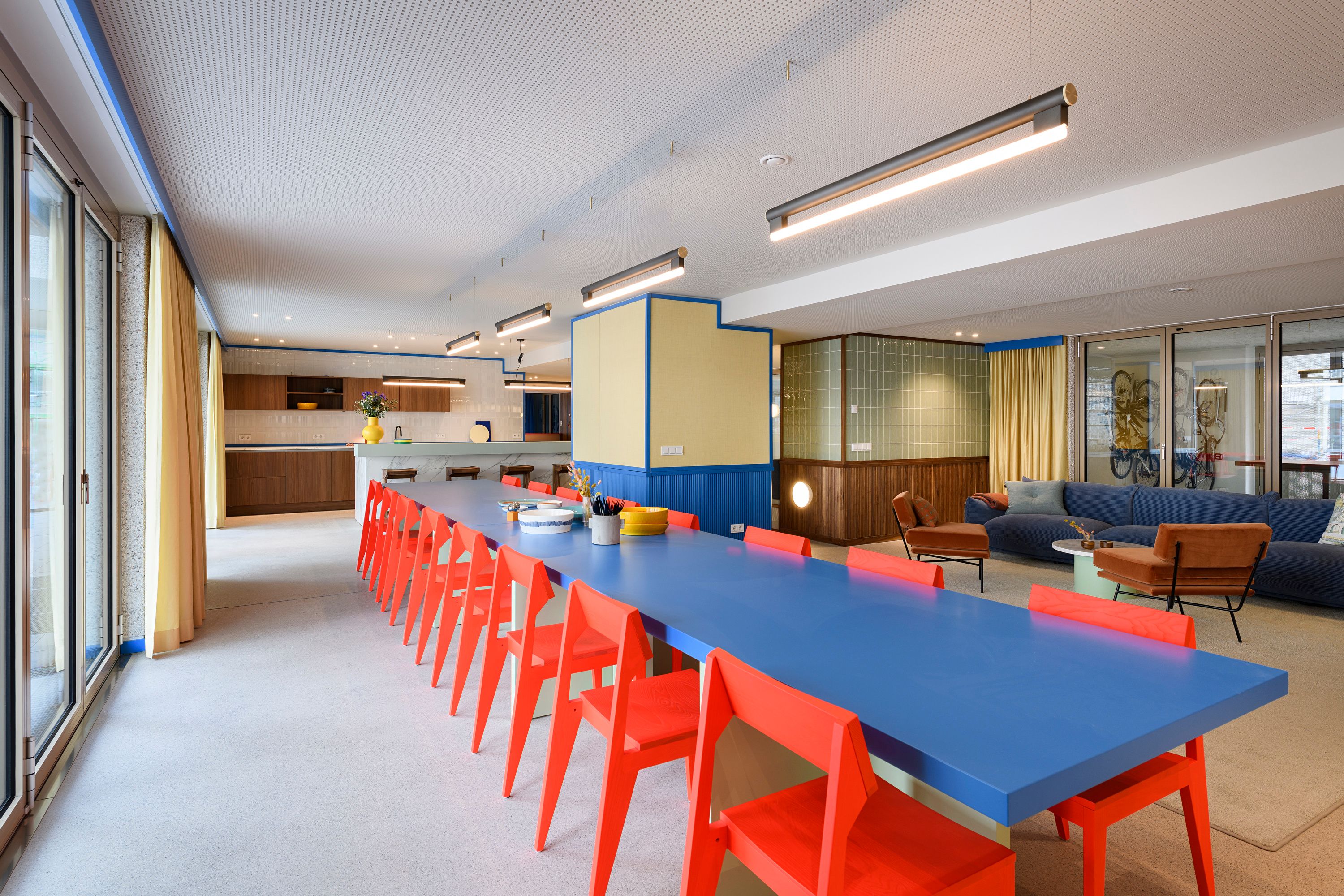 Die offene Raumstruktur mit farbintensiven Möblierungen wurde von Stephanie Thatenhorst für die Kupa – Kitchen & Working Lounge gestaltet.