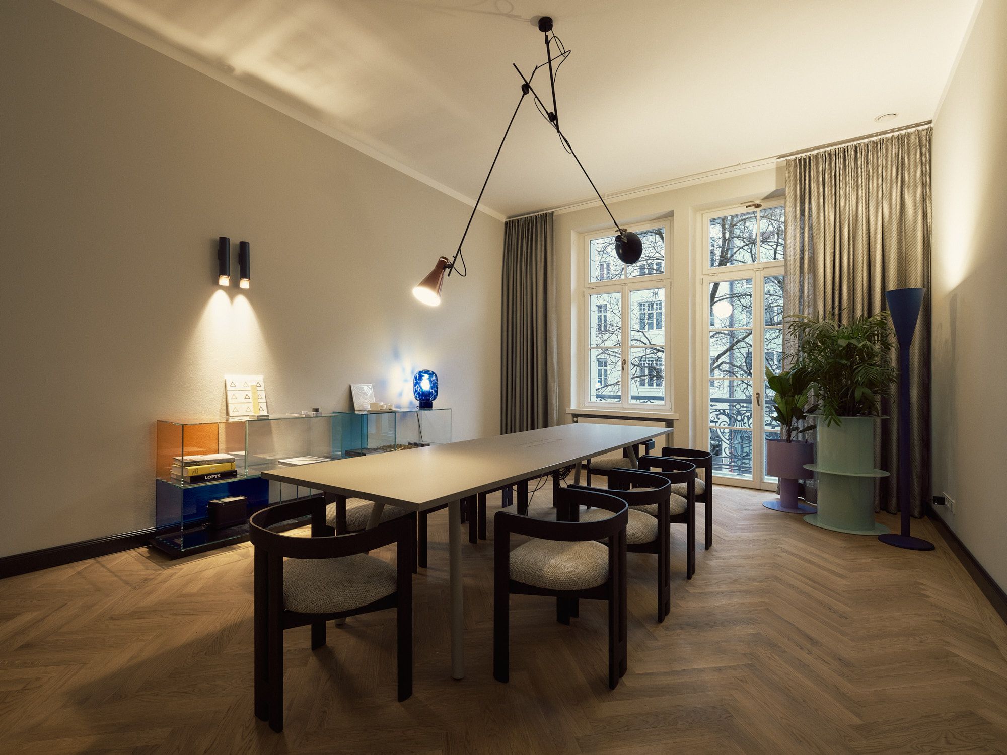 Der Besprechungsraum im Stephanie Thatenhorst Interior Design Office verbindet ruhige Farben, Lichtführung und handwerkliche Details.