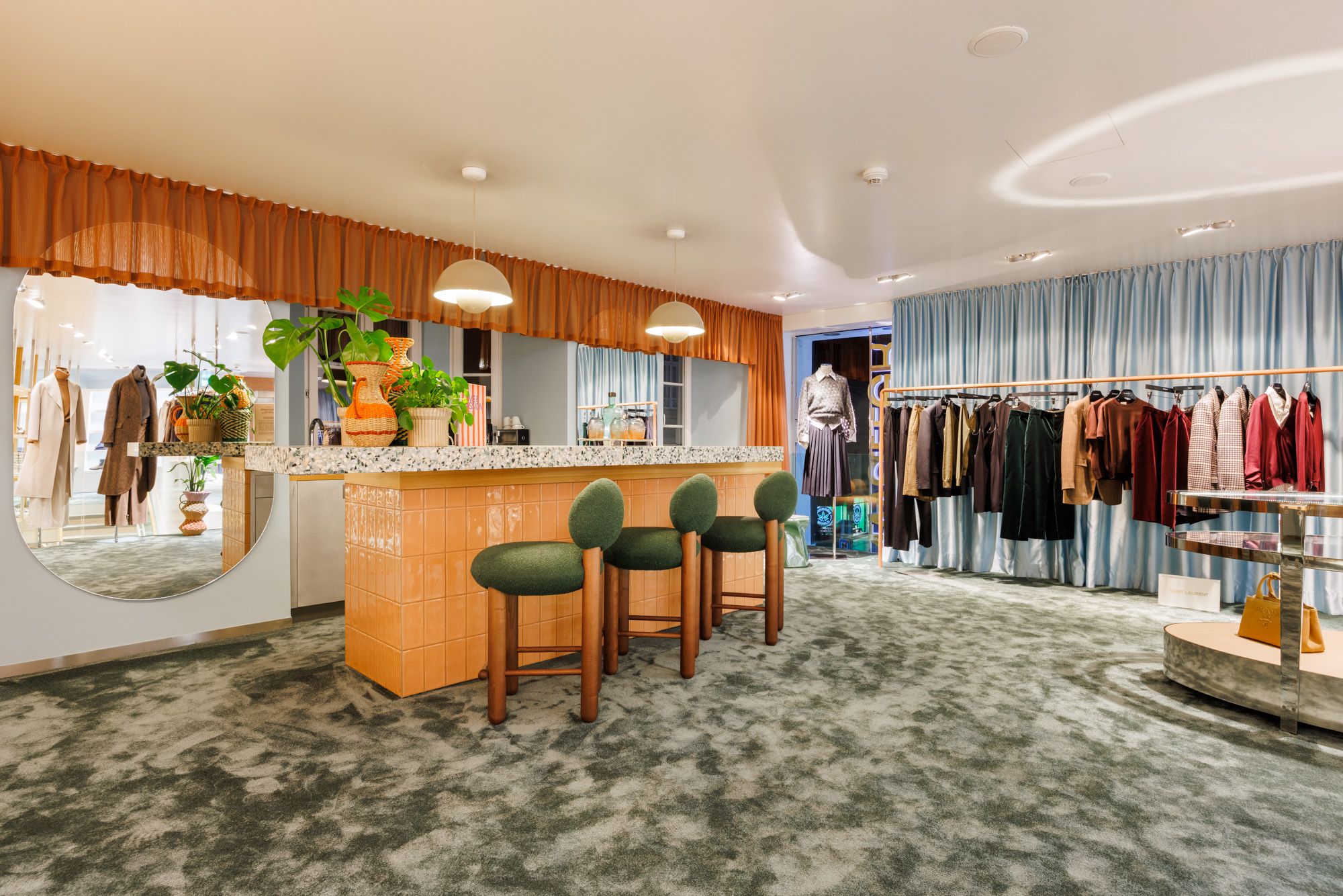 Stilvoller Fashion Store in Innsbruck mit exklusivem Interior Design von Stephanie Thatenhorst, der modernes Ladenkonzept, hochwertige Materialien und eine inspirierende Boutique-Atmosphäre vereint.