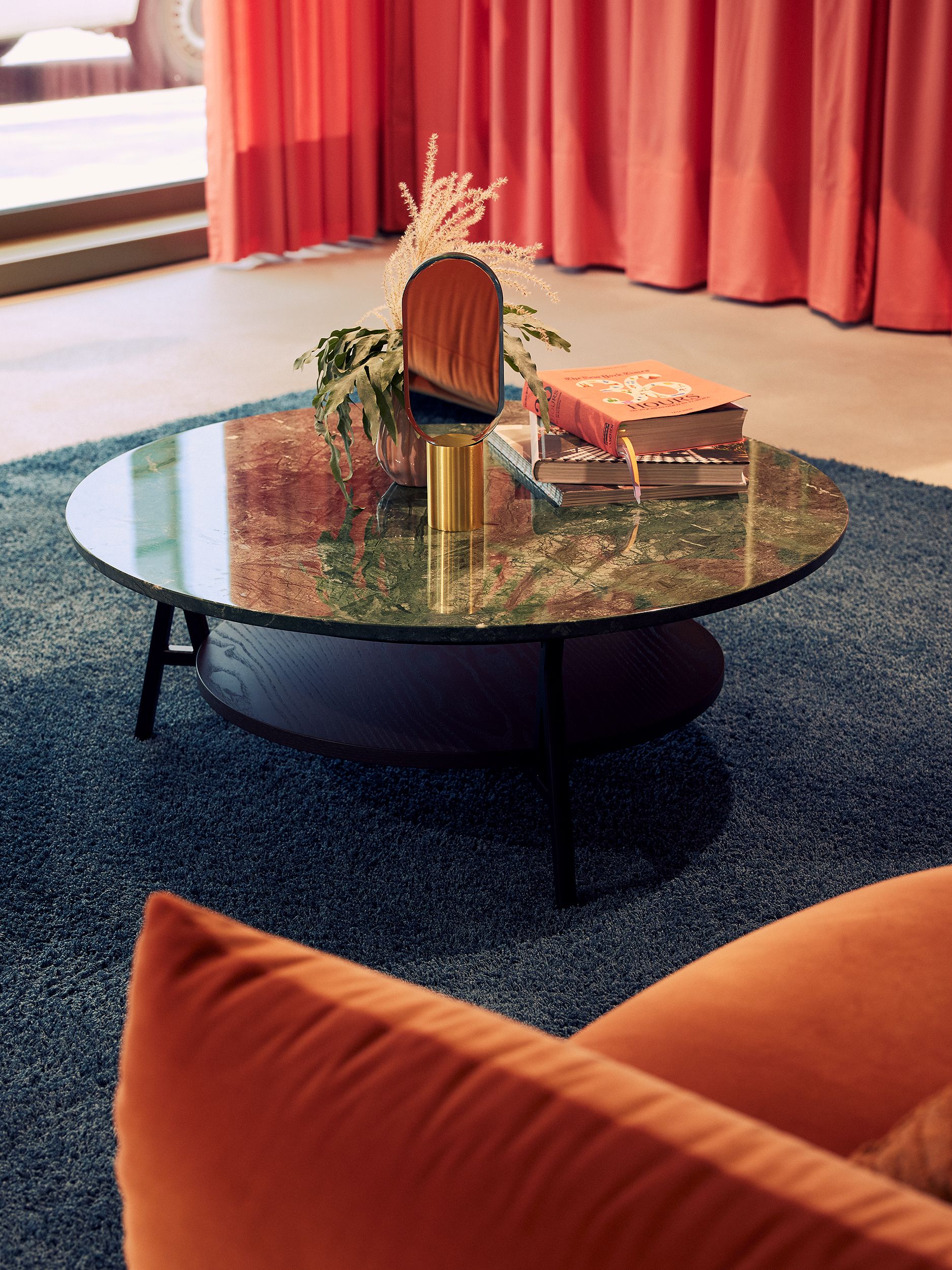 Der runde Marmortisch mit kuratiertem Styling wurde von Stephanie Thatenhorst für Christian Bartels Optik komponiert.