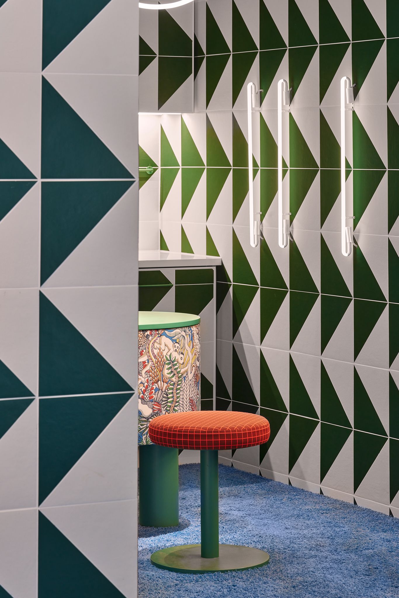 Die von Stephanie Thatenhorst designte Schubladenlösung im Rookies – Eyewear for Kids kombiniert filigrane Organisation mit einer kindgerechten, farbenfrohen Ästhetik.