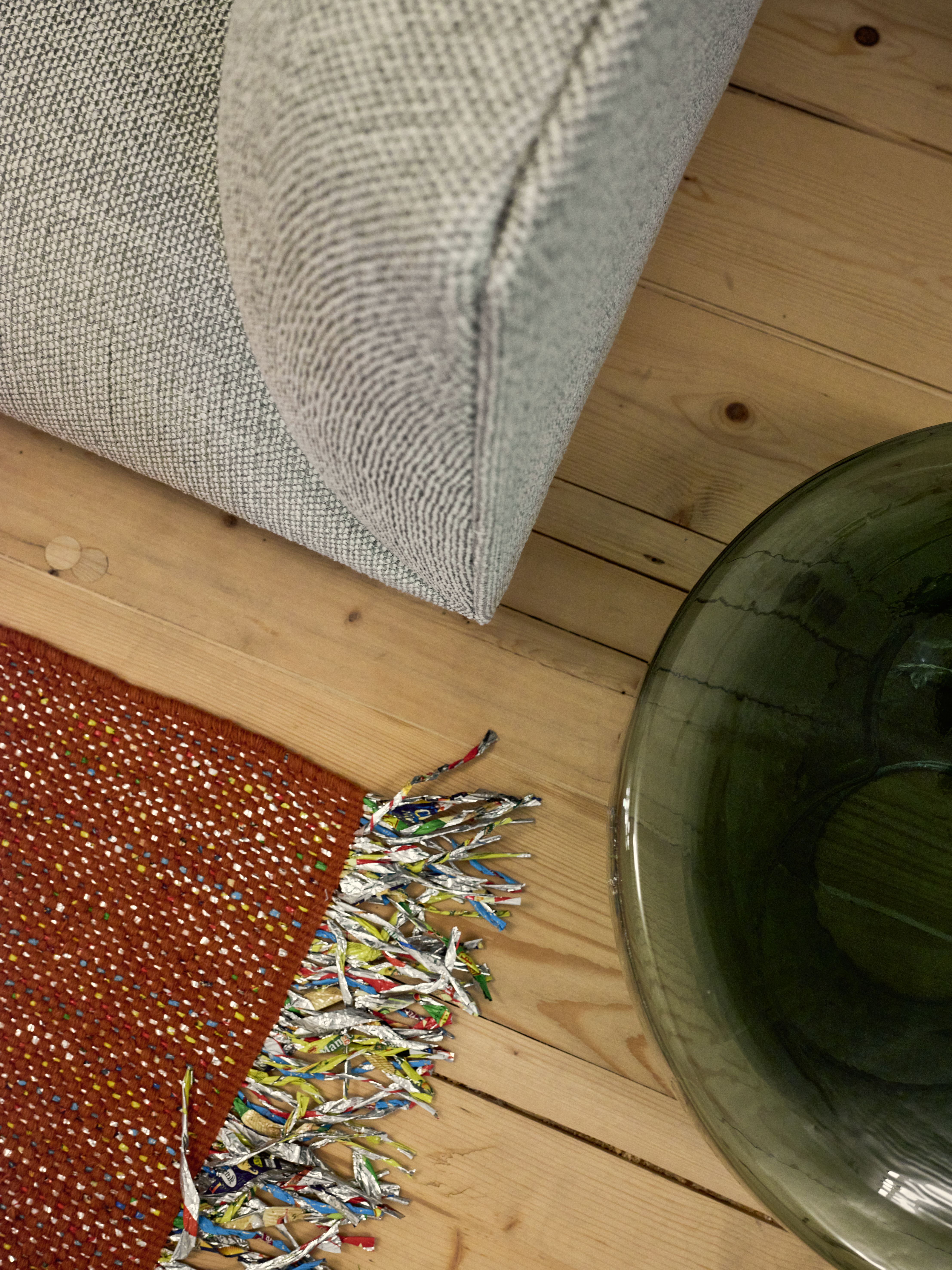 Detailaufnahme aus dem Summa Equity Büro München, designt von Stephanie Thatenhorst, mit texturiertem Teppich, Glasobjekt und hochwertigem Sofa.