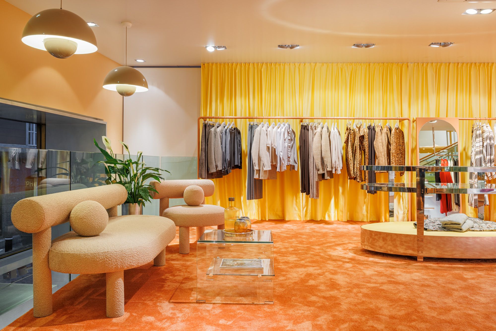 Exklusiver Fashion Store in Innsbruck – mit einem einzigartigen, von Stephanie Thatenhorst gestalteten Interior Design, das hochwertige Mode, architektonische Eleganz und zeitgemäße Präsentation auf stilvolle Weise vereint.