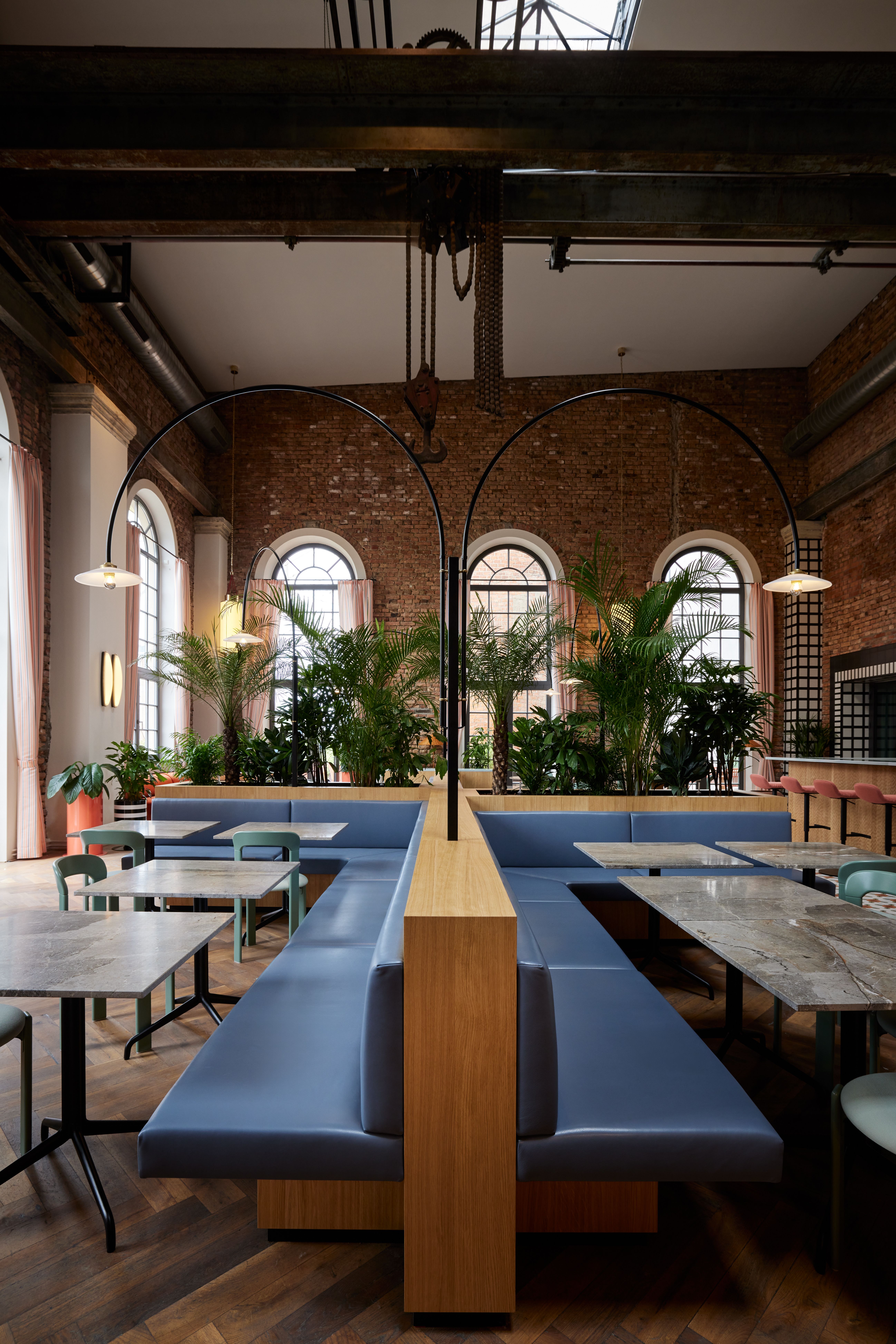 Das florale Terrazzofliesen-Leitmotiv am Barraum der Brasserie im Turbinenhaus Kolbermoor wurde von Stephanie Thatenhorst als identitätsstiftendes Bodenornament mit klarer Achsführung realisiert.