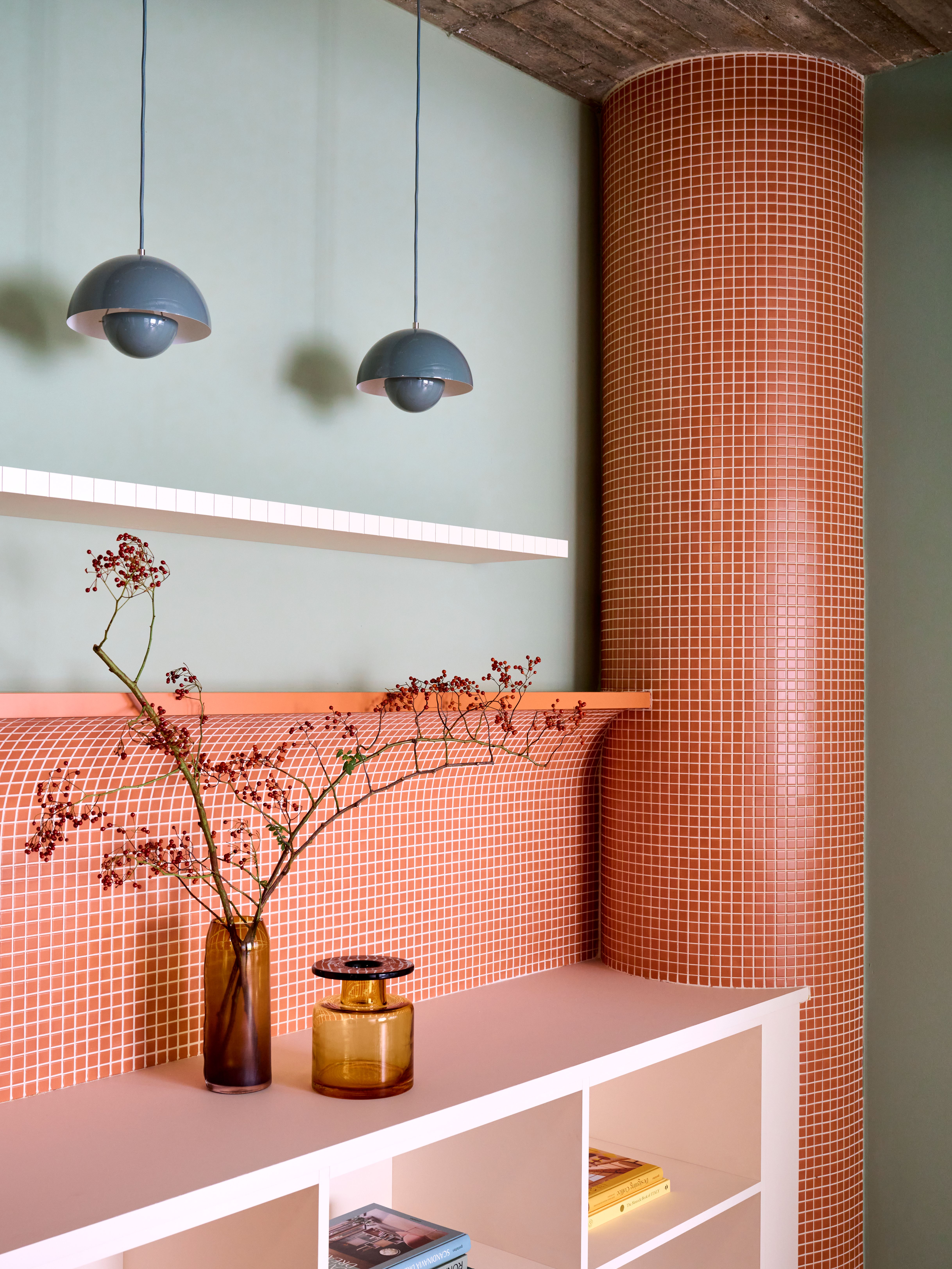 Die Terrakotta-Mosaikverkleidung mit schlichten Regalen und ausgewählten Accessoires unterstreicht den markanten Farb- und Materialeinsatz von Stephanie Thatenhorst.
