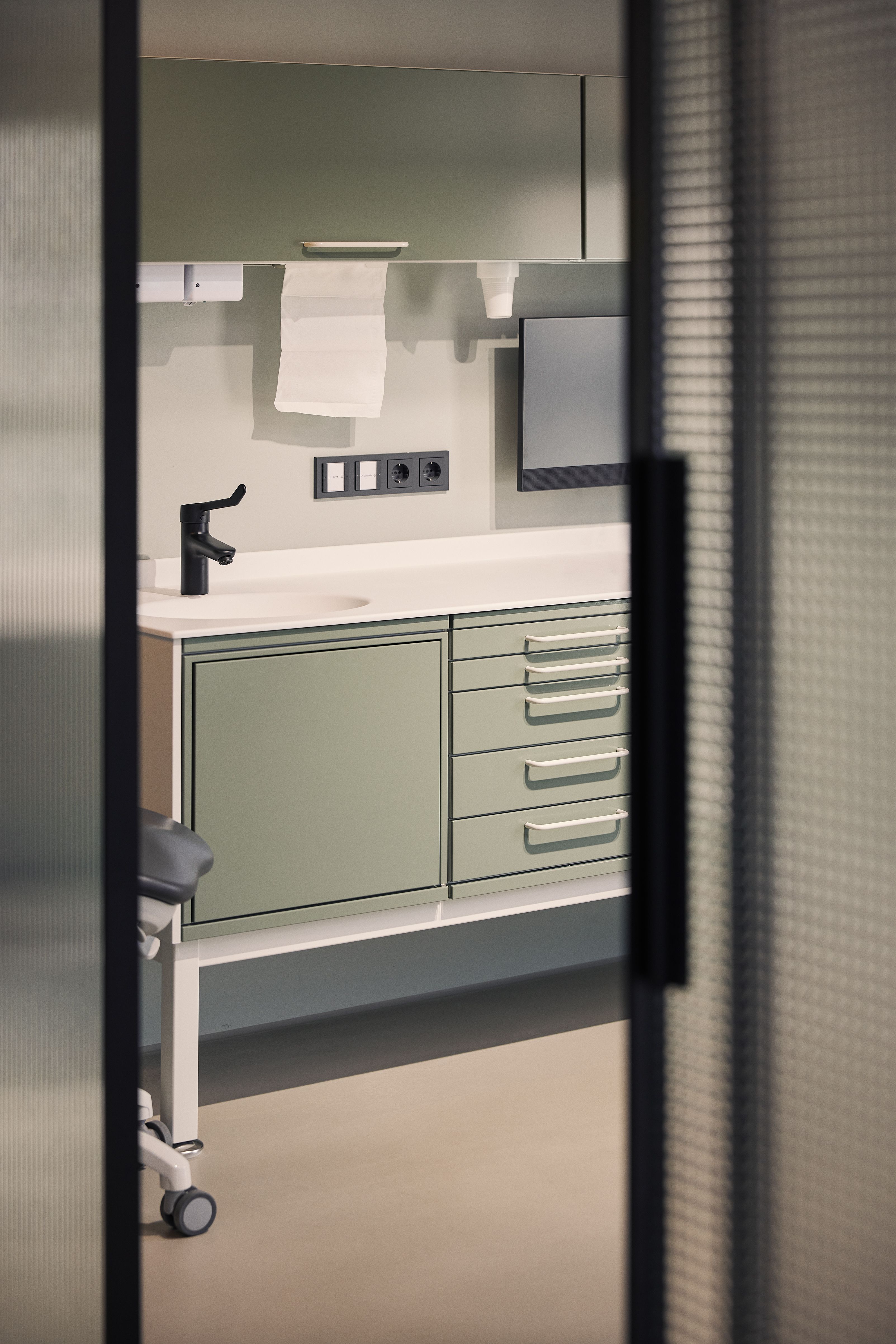 Moderne Sanitär- und Stauraumlösungen spiegeln das durchdachte Praxisdesign der Zahnarztpraxis Kempten wider.