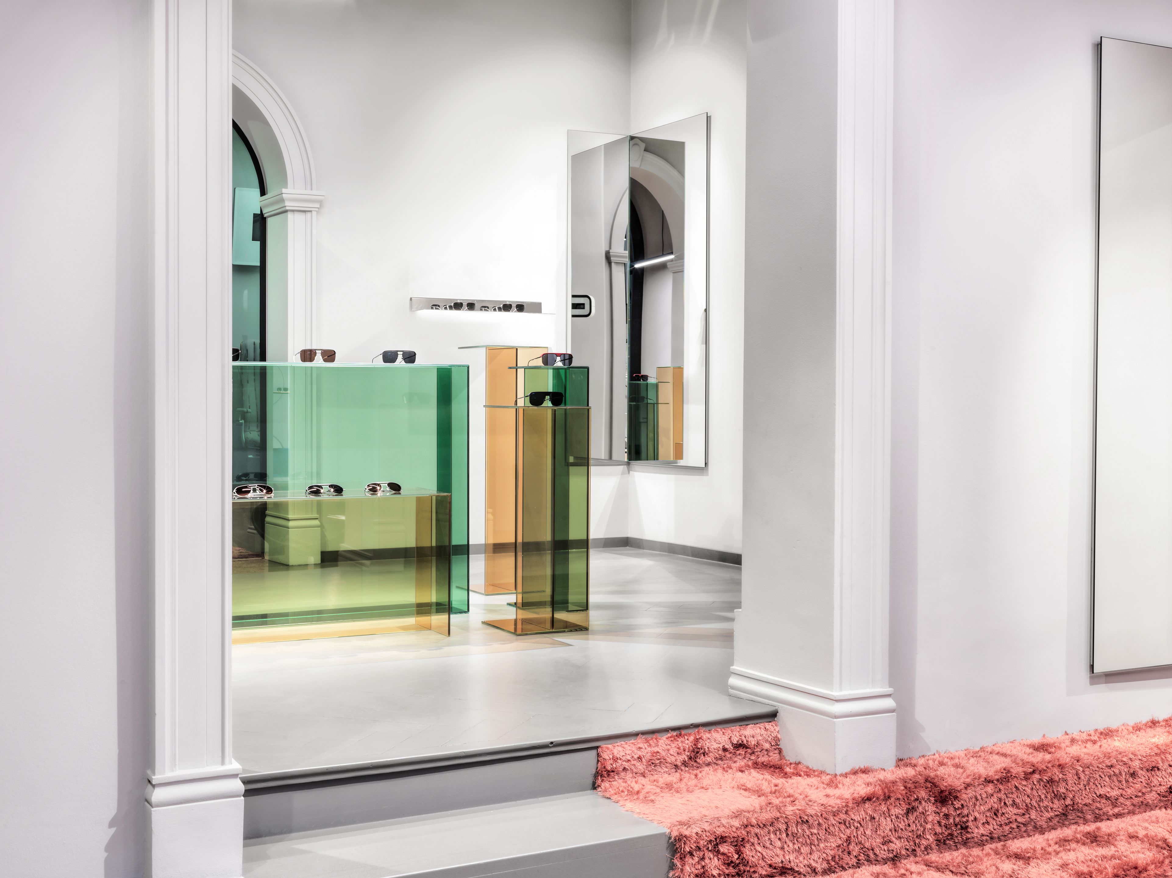 Die farbig getönten Glasdisplays im Mykita Shop München wurden von Stephanie Thatenhorst als skulpturale Präsentationsflächen inszeniert.