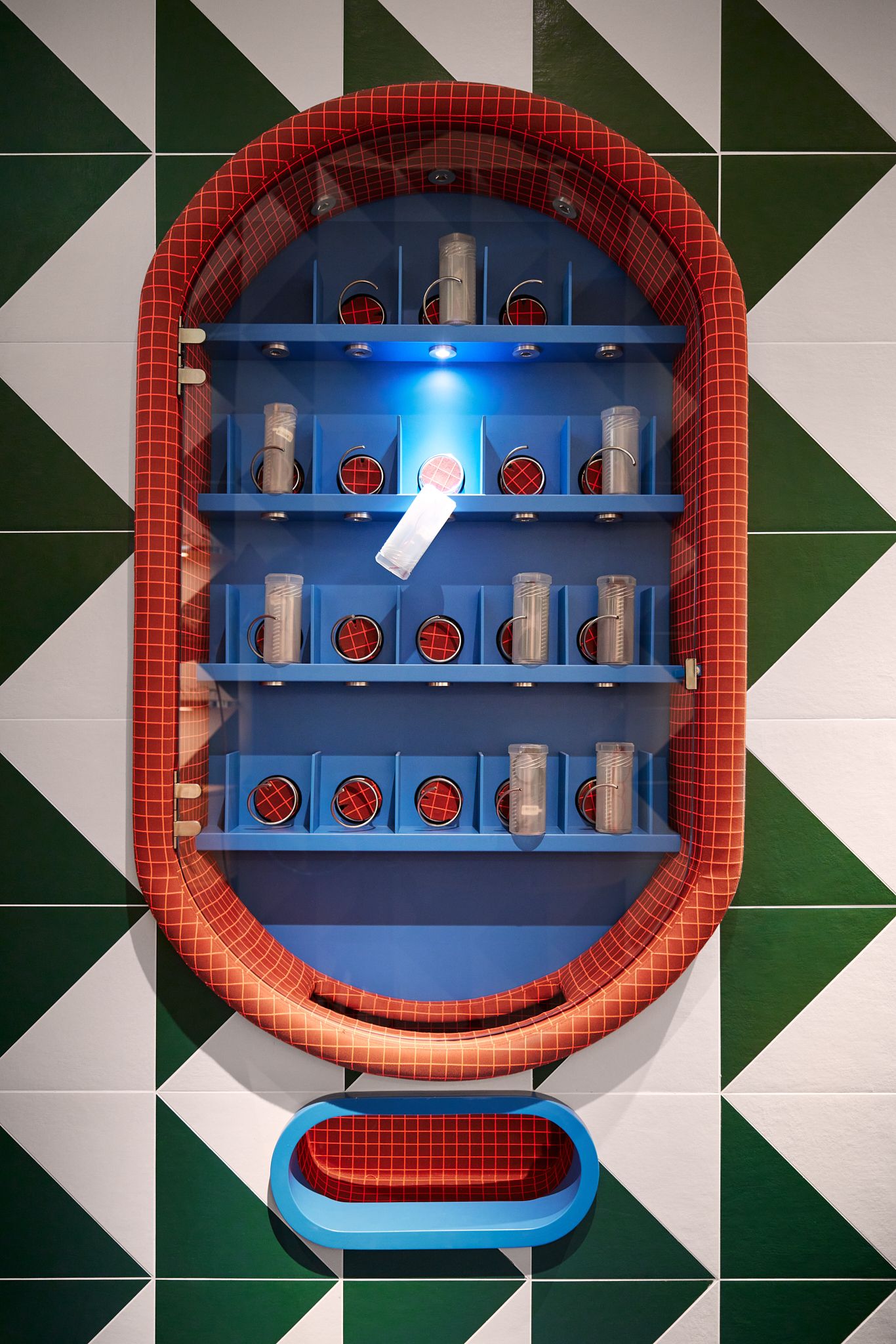 Das ikonische Wanddisplay mit rot-blauer Umrahmung setzt Produkte effektvoll in Szene und schafft ein starkes, kindgerechtes Designstatement – designt von Stephanie Thatenhorst für Rookies Eyewear for Kids.