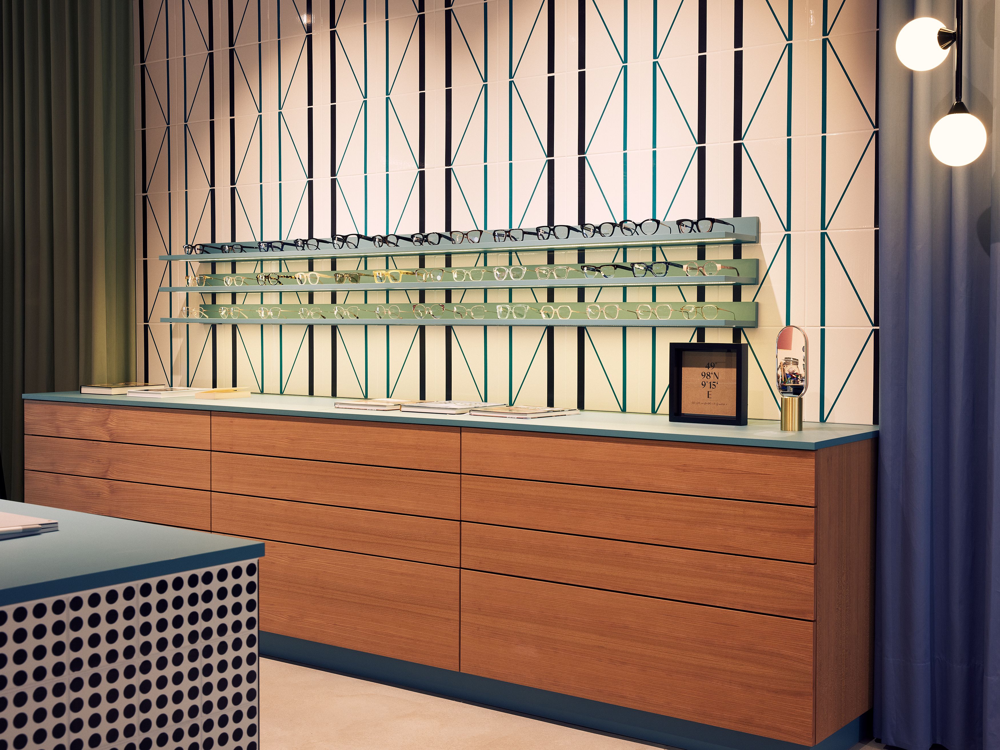 Dieses Brillenpräsentationsmöbel in Holz und Mintglas wurde von Stephanie Thatenhorst für Christian Bartels Optik gestaltet.