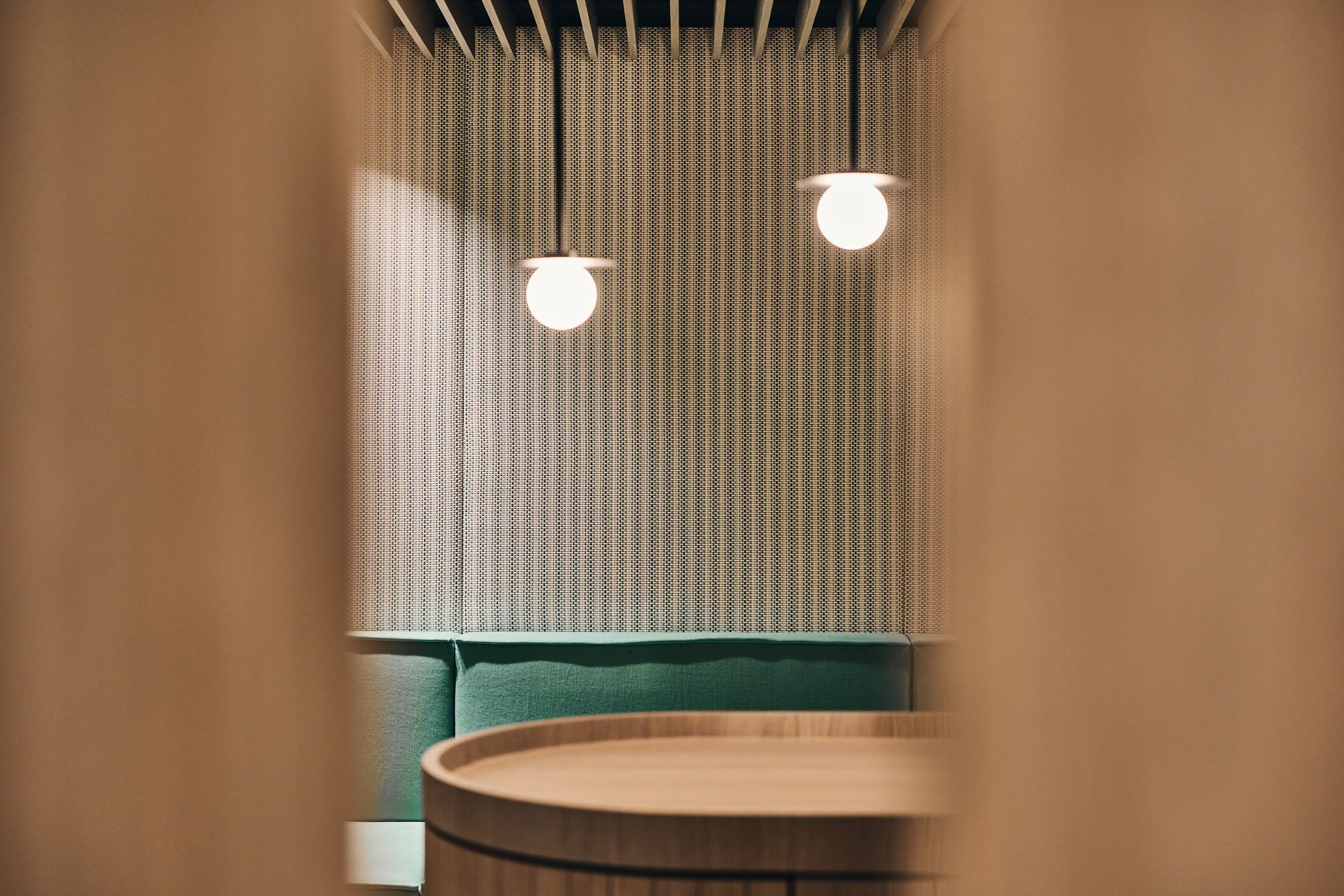 Die akzentuierte Lichtgestaltung und reduzierten Formen im Spa-Design des Ullrhaus Hotels stehen exemplarisch für Stephanie Thatenhorsts moderne Alpinästhetik.