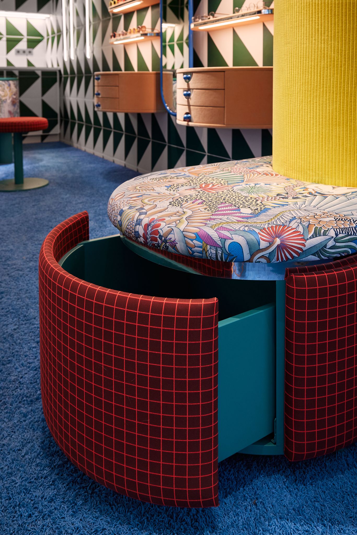 Hier präsentiert sich ein detailreich gestaltetes Brillenregal im Rookies – Eyewear for Kids, entworfen von Stephanie Thatenhorst, das spielerische Formen mit funktionaler Ausstellungsfläche verbindet.