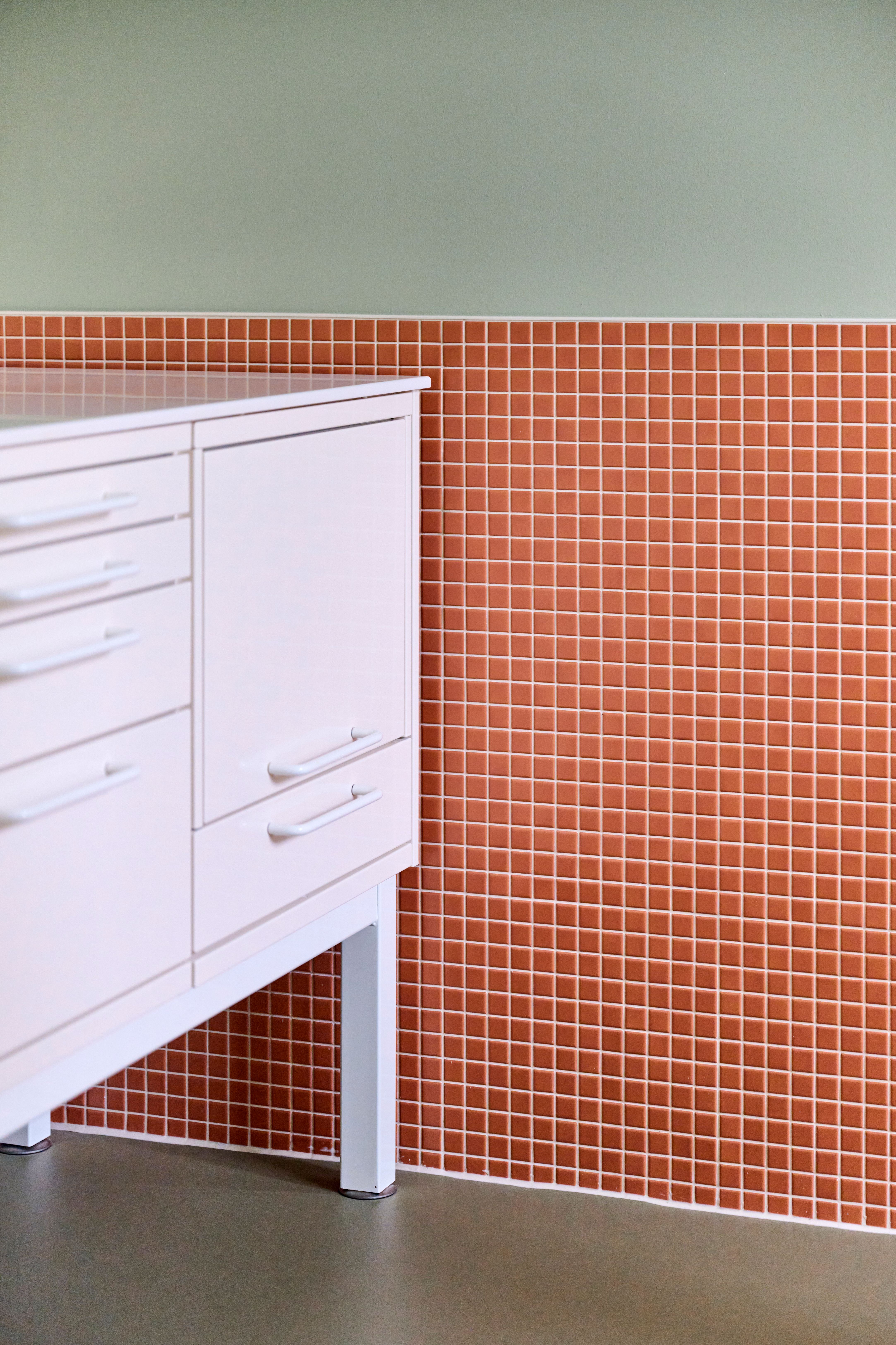 Moderner Korpus mit Terrakotta-Fliesen im Lieblingszahnarzt Interior von Stephanie Thatenhorst.