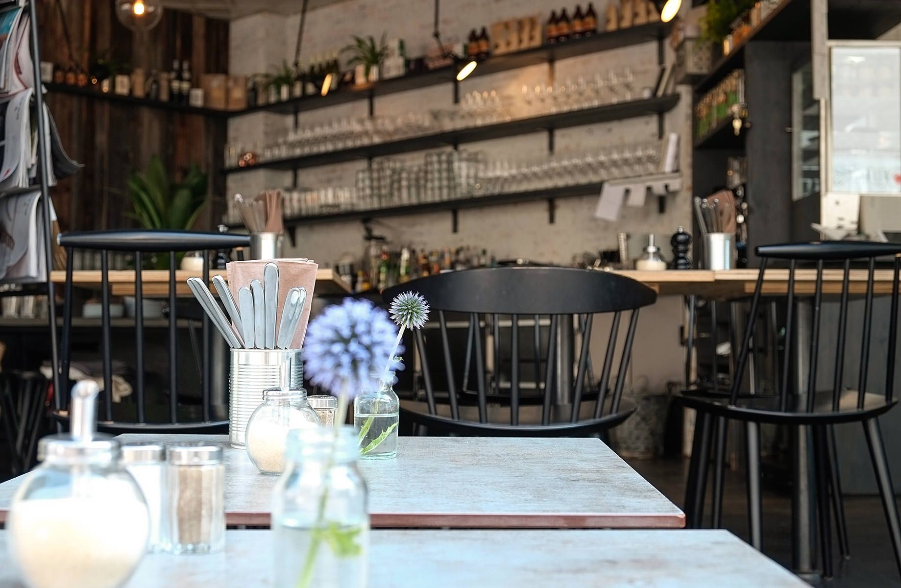 Detailaufnahmen der Tische und Bestuhlung unterstreichen das durchdachte Interior Design des Occam Deli mit Fokus auf Funktionalität und Zurückhaltung.